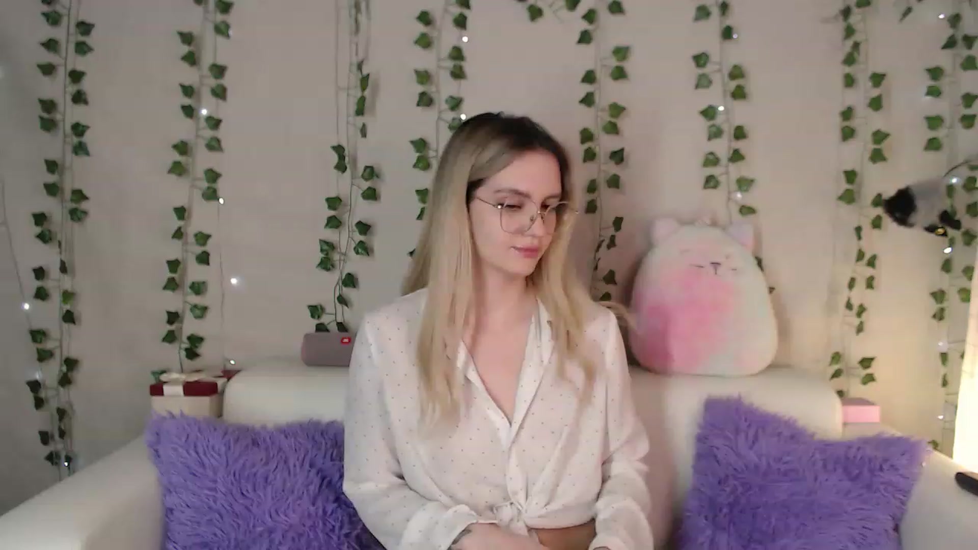 Gallery image thumbnail from sonia_moon's myfreecams stream on, 02/13/2023, 06:21 image 5 of 20