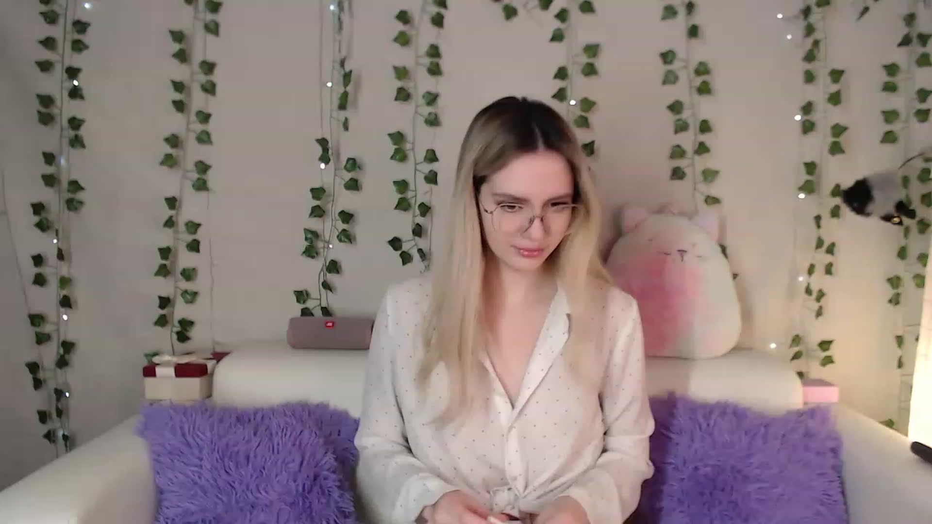 Gallery image thumbnail from sonia_moon's myfreecams stream on, 02/13/2023, 06:21 image 8 of 20