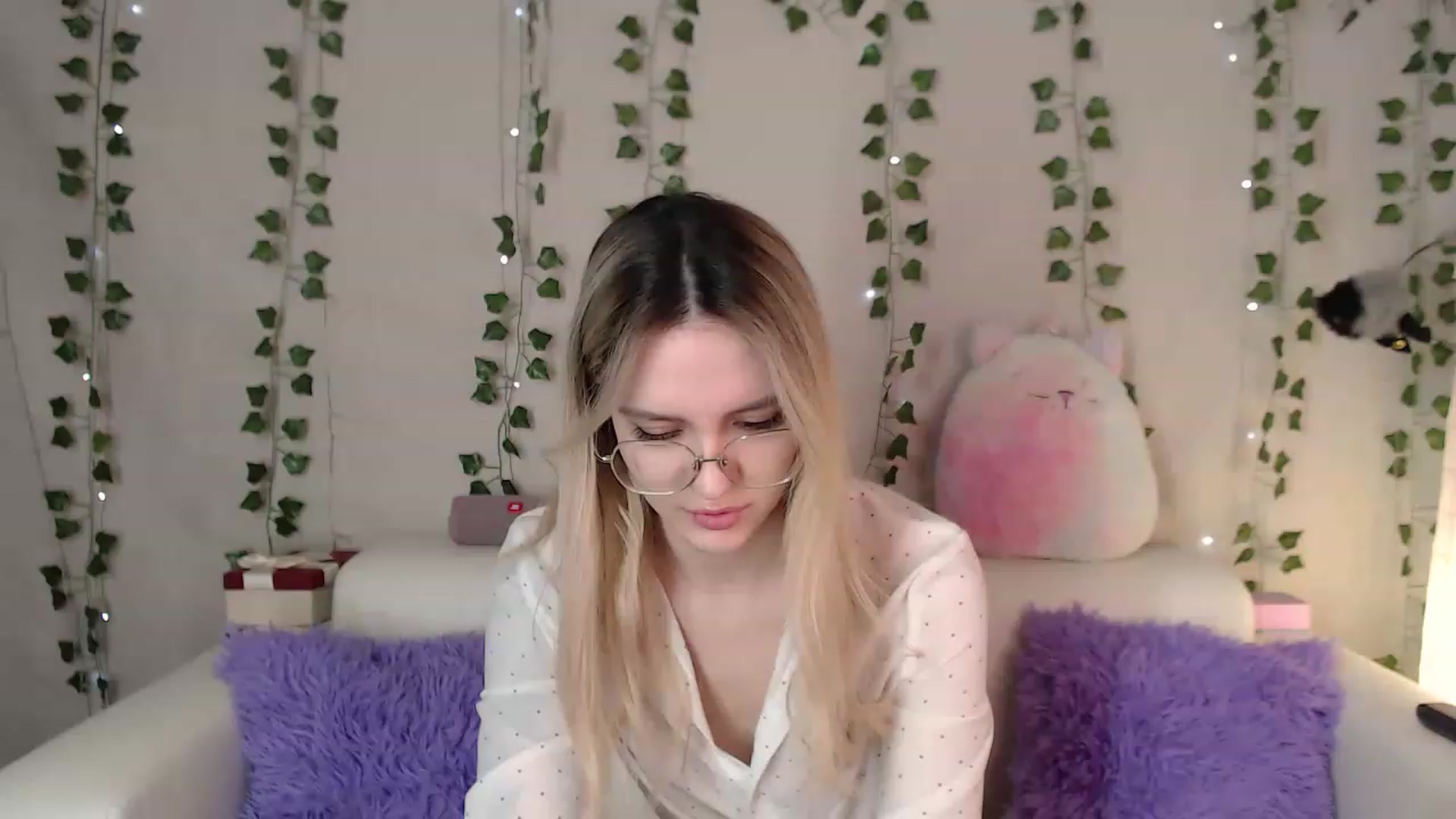 Gallery image thumbnail from sonia_moon's myfreecams stream on, 02/13/2023, 06:21 image 17 of 20