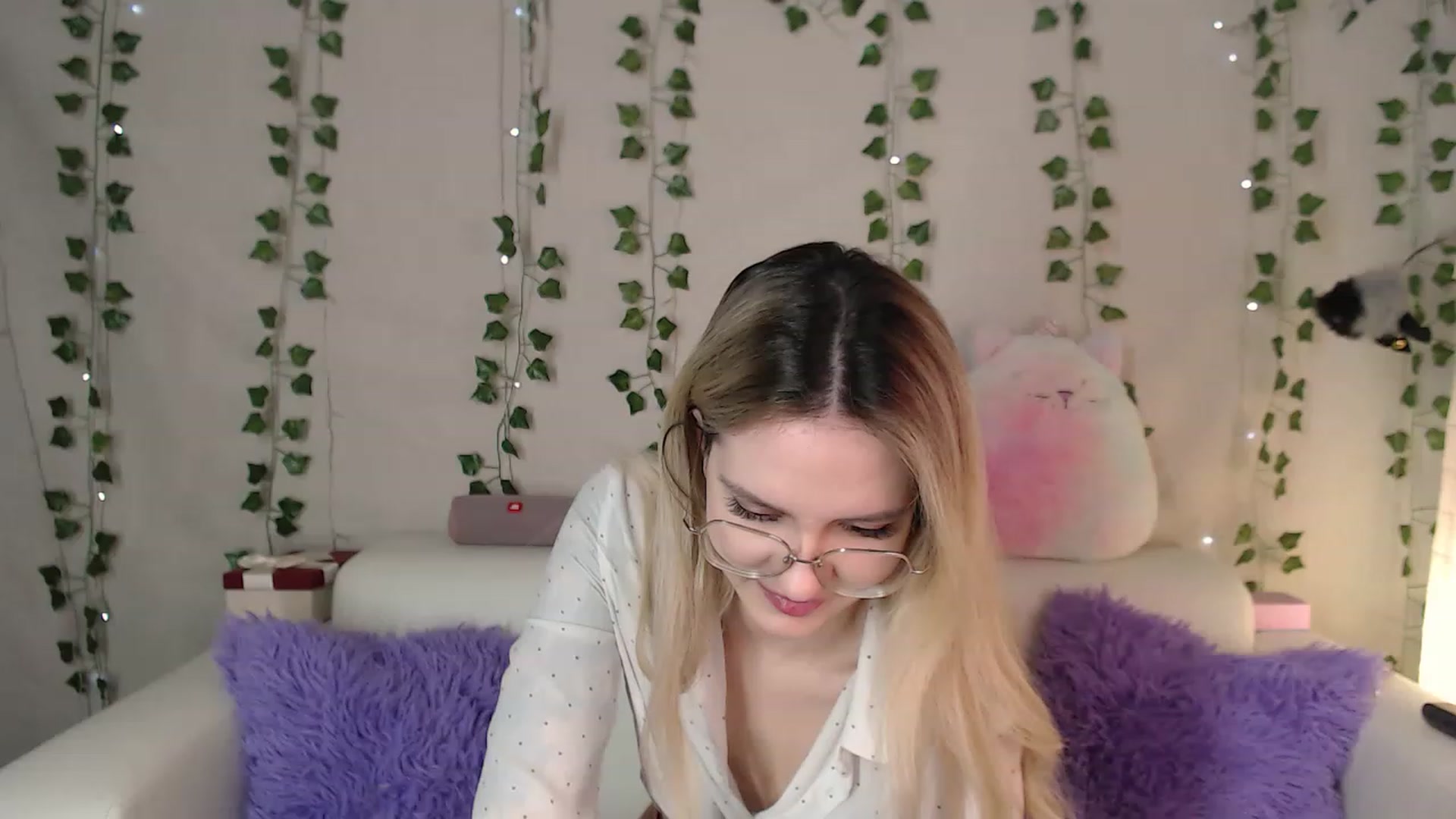Gallery image thumbnail from sonia_moon's myfreecams stream on, 02/13/2023, 06:21 image 4 of 20