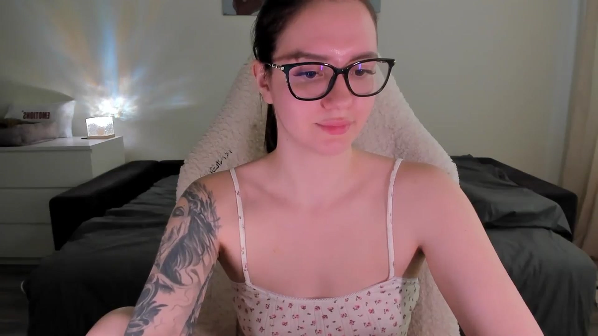 Gallery image thumbnail from sonia_moon's myfreecams stream on, 04/23/2025, 07:51 image 15 of 20
