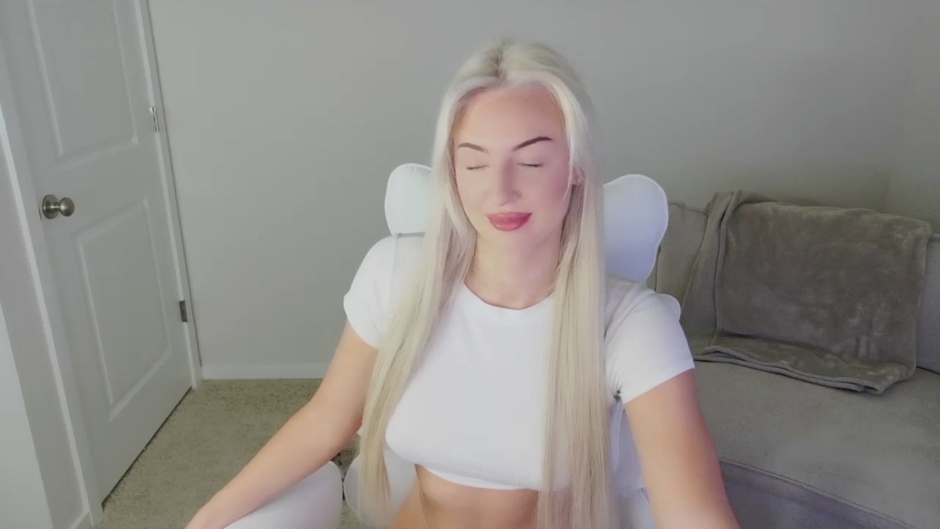 Gallery image thumbnail from sophiestaar's myfreecams stream on, 08/10/2025, 09:54 image 6 of 20