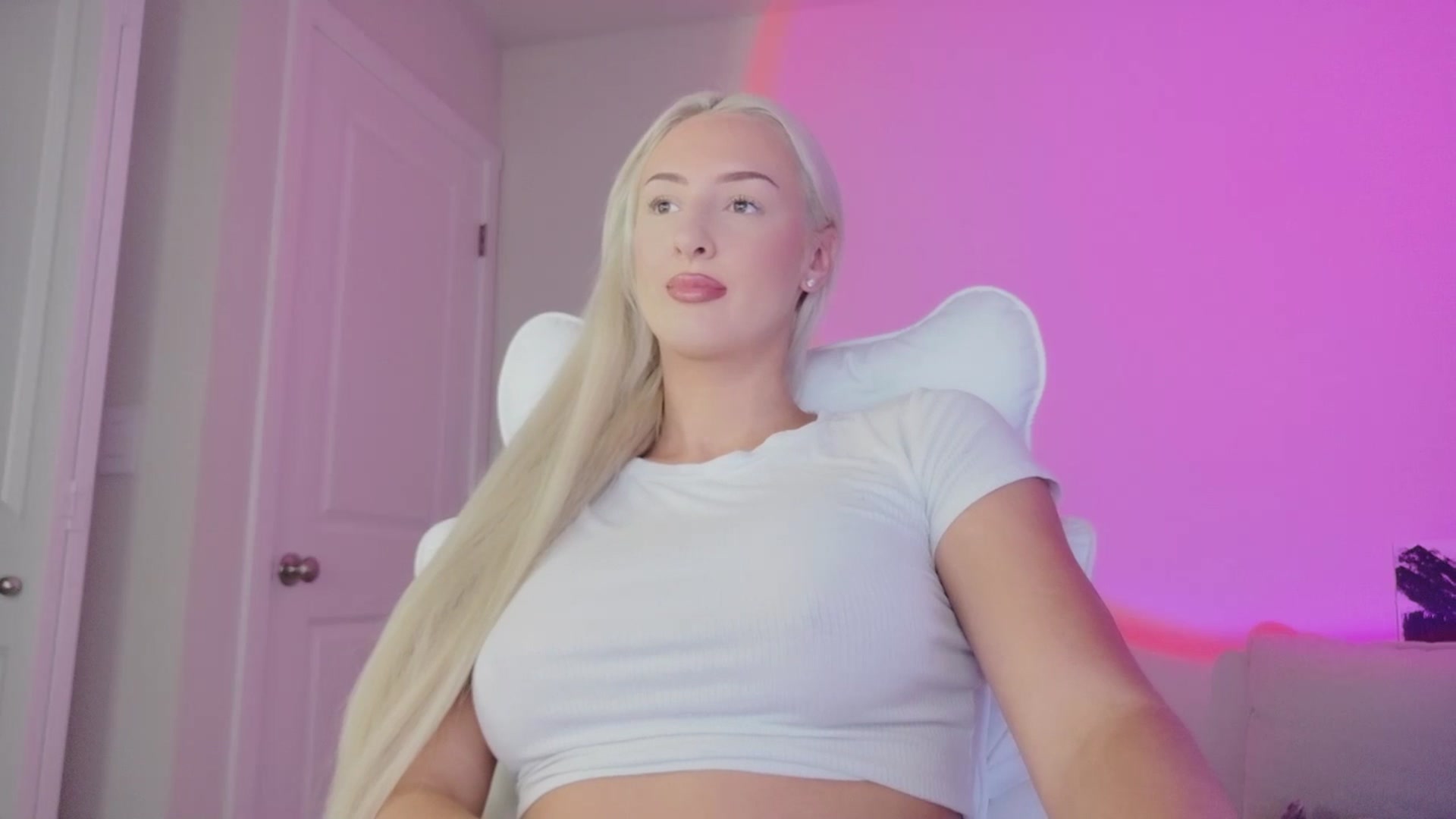 Gallery image thumbnail from sophiestaar's myfreecams stream on, 08/18/2025, 07:01 image 11 of 20
