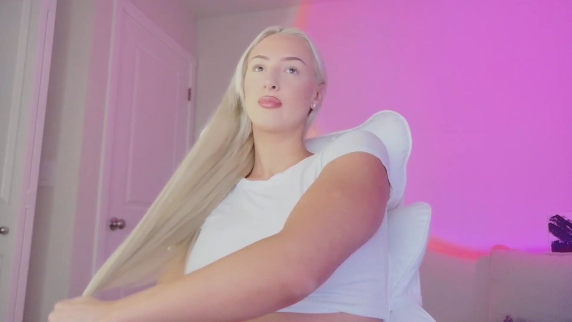 Gallery image thumbnail from sophiestaar's myfreecams stream on, 08/18/2025, 07:01 image 10 of 20