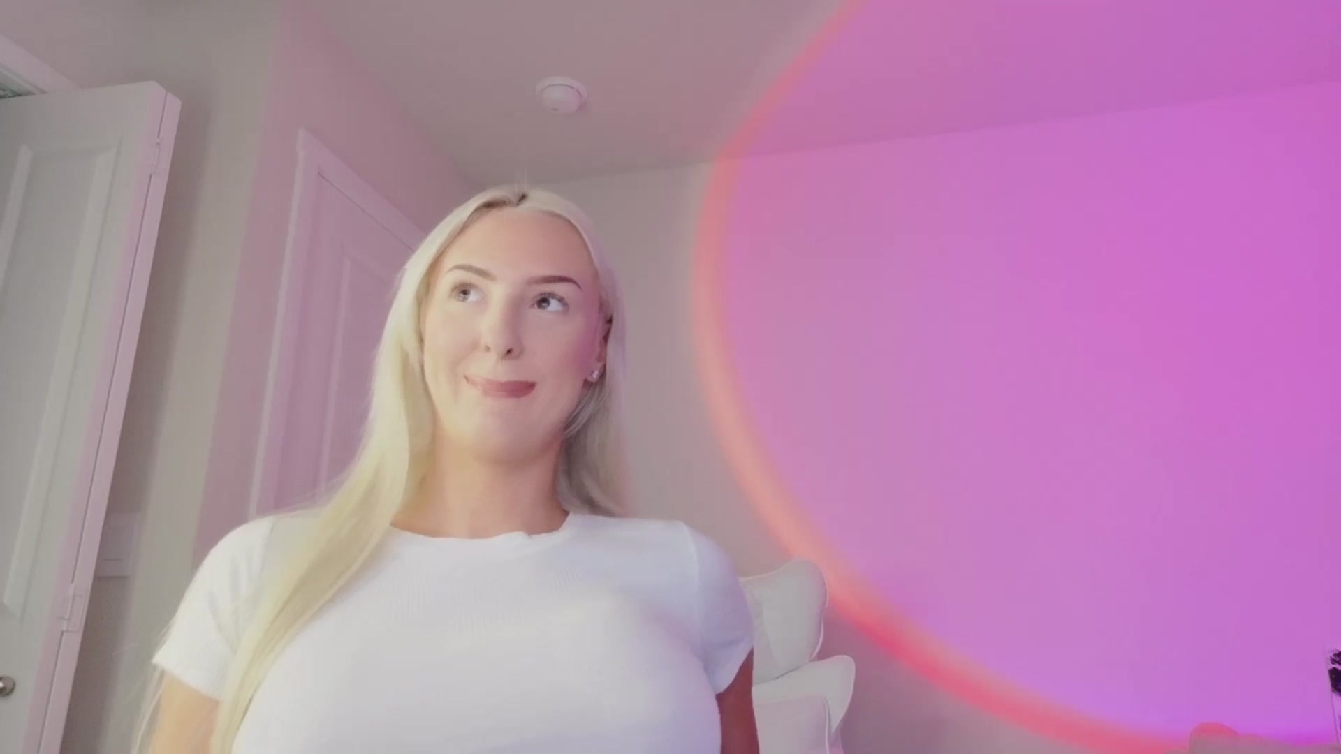 Gallery image thumbnail from sophiestaar's myfreecams stream on, 08/18/2025, 09:04 image 11 of 20