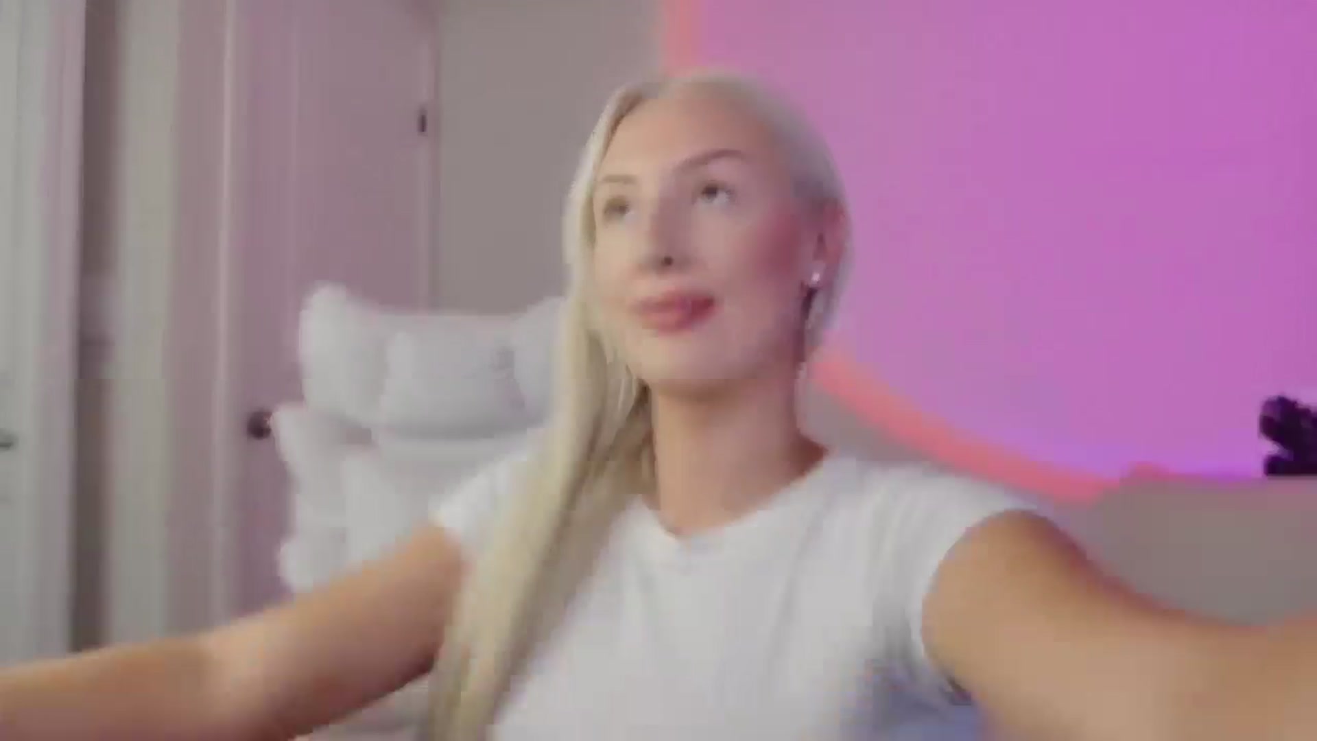 Gallery image thumbnail from sophiestaar's myfreecams stream on, 08/18/2025, 09:04 image 14 of 20