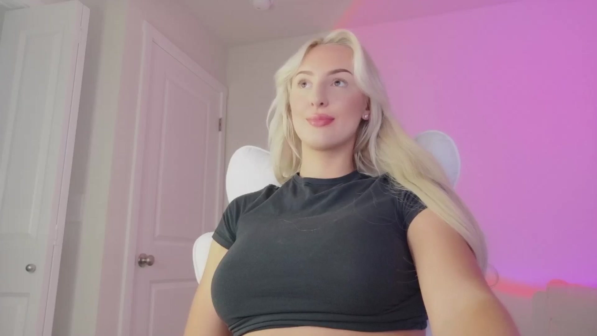 Gallery image thumbnail from sophiestaar's myfreecams stream on, 08/19/2025, 07:19 image 18 of 20