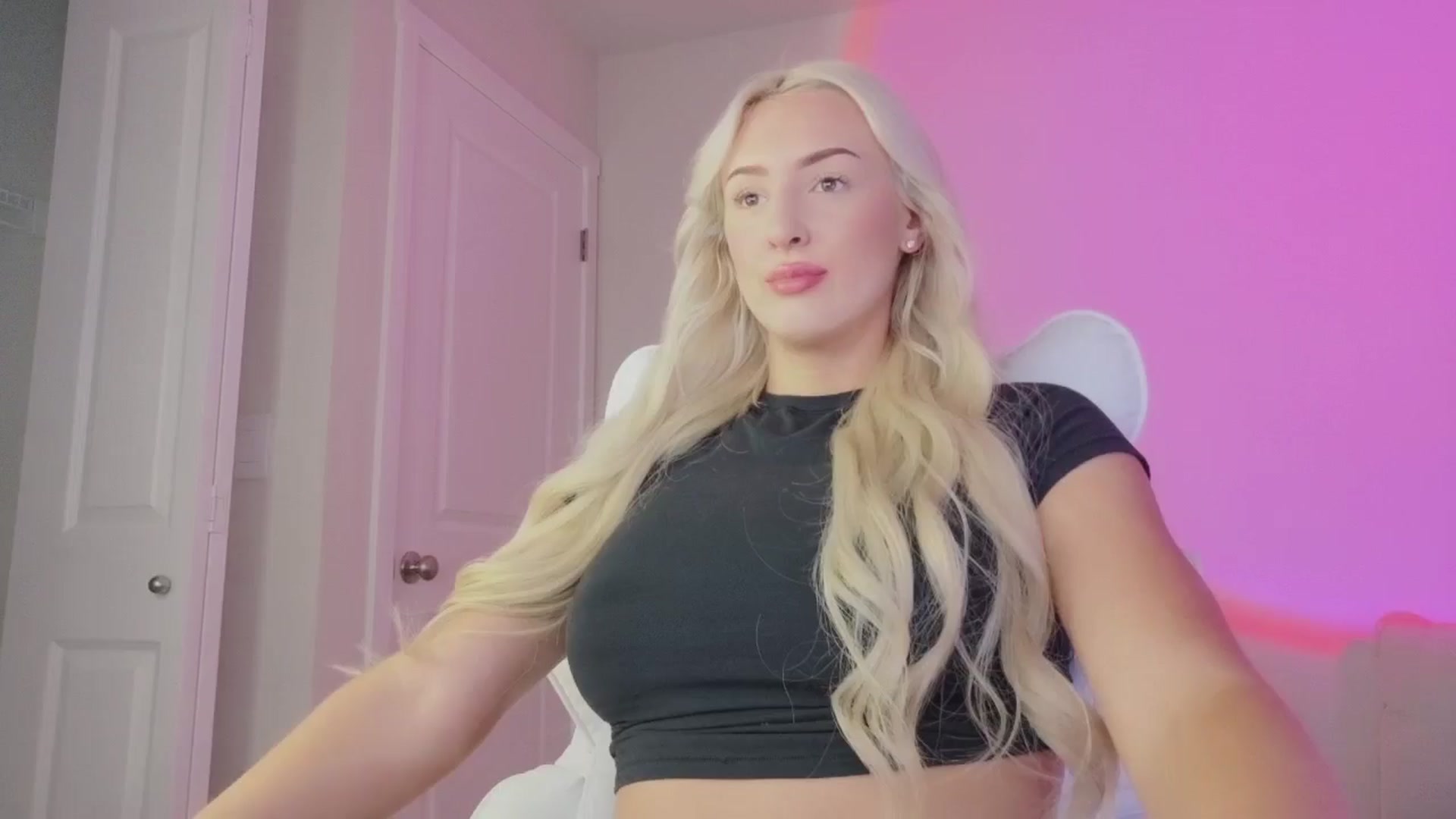 Gallery image thumbnail from sophiestaar's myfreecams stream on, 08/19/2025, 07:19 image 1 of 20