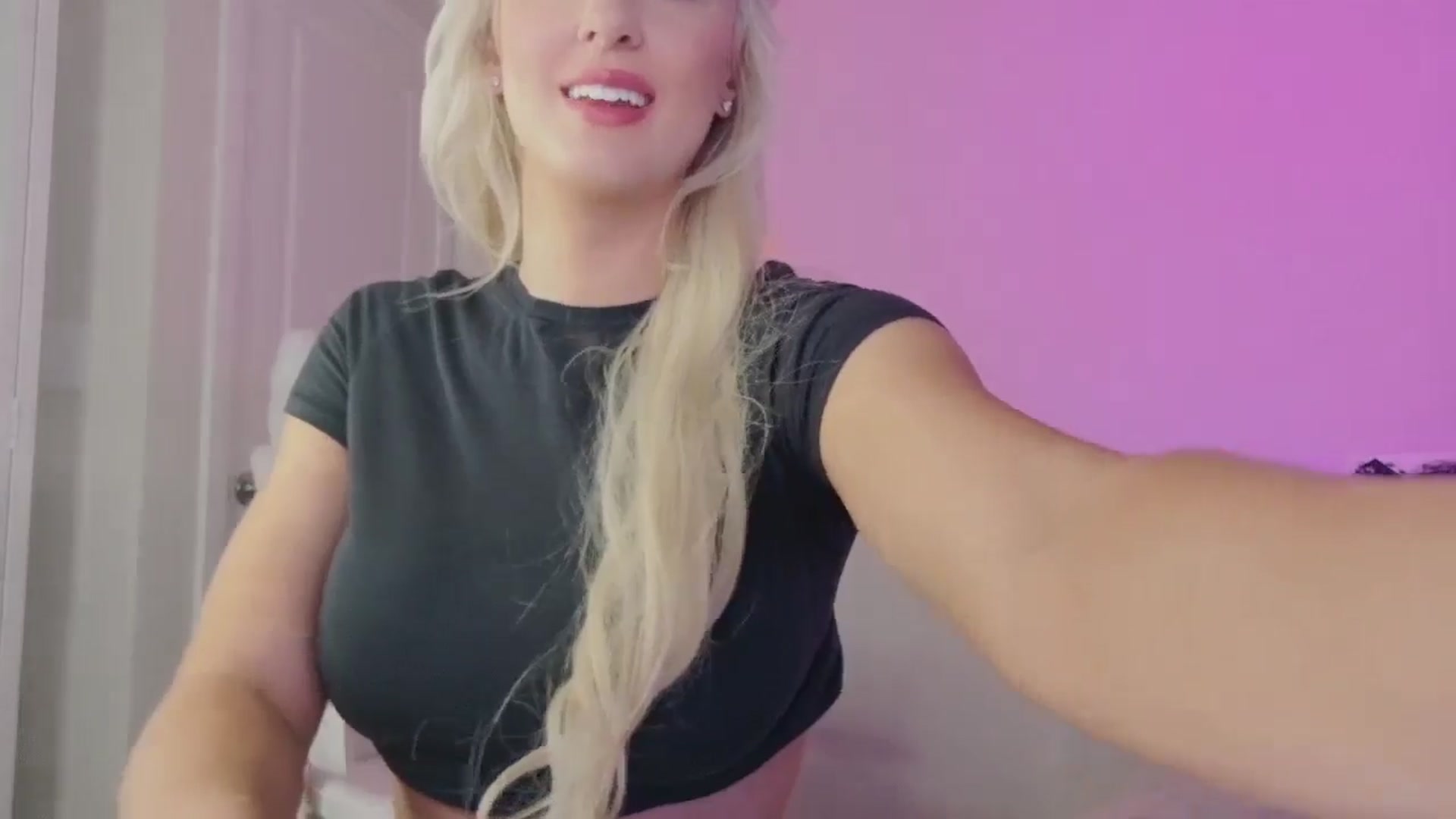 Gallery image thumbnail from sophiestaar's myfreecams stream on, 08/19/2025, 07:19 image 17 of 20