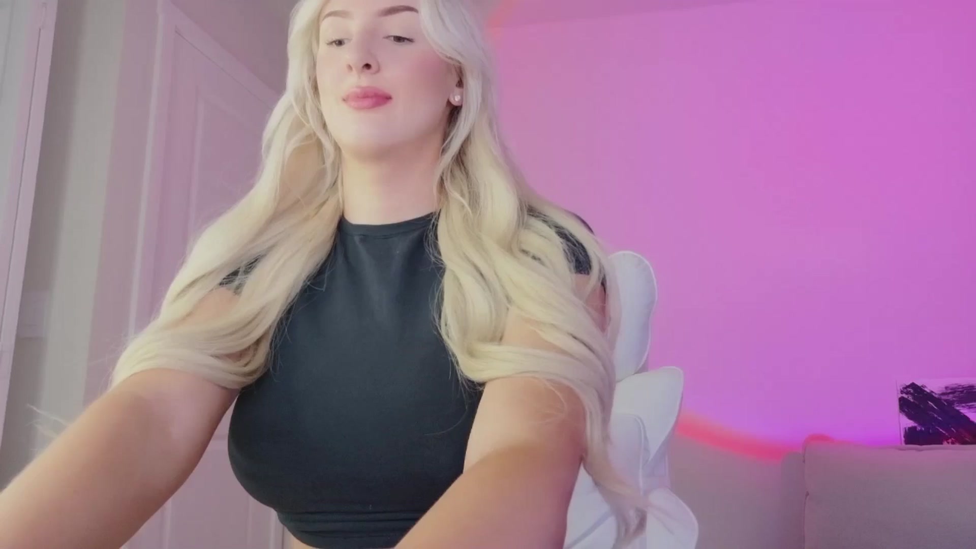 Gallery image thumbnail from sophiestaar's myfreecams stream on, 08/19/2025, 07:19 image 4 of 20