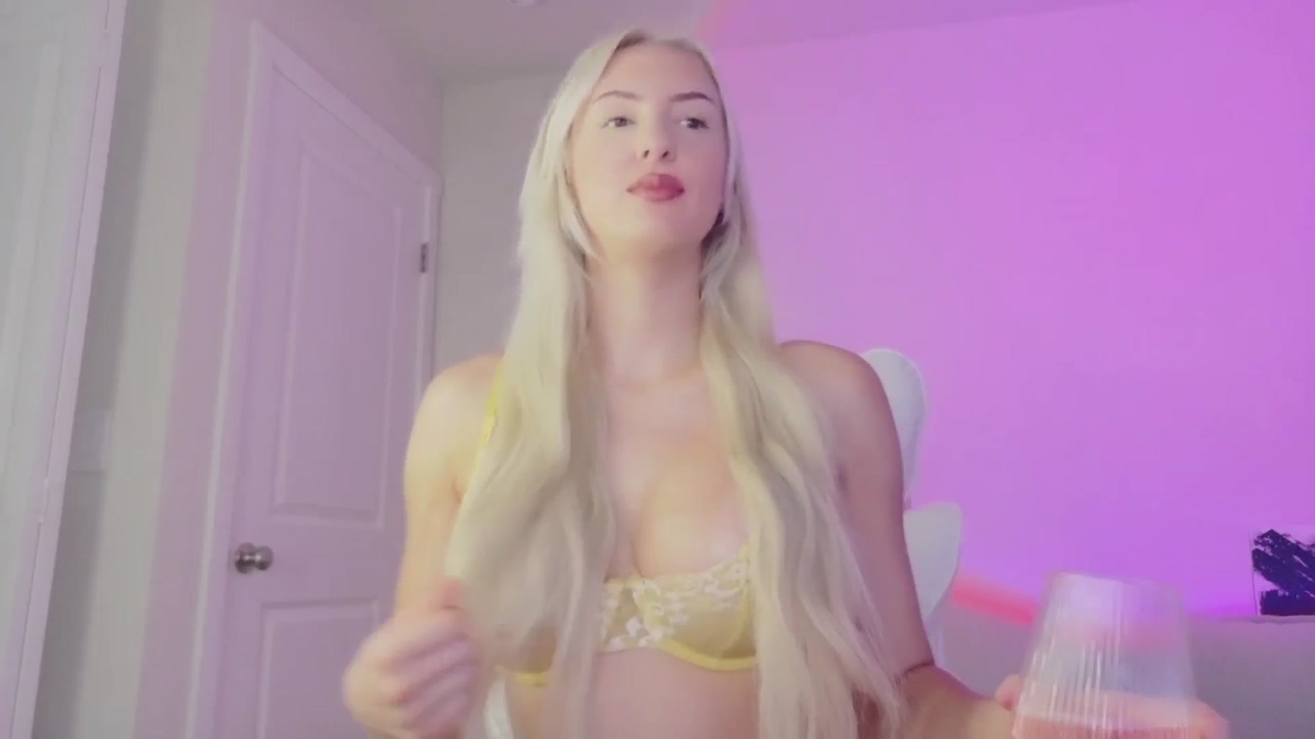 Gallery image thumbnail from sophiestaar's myfreecams stream on, 08/20/2025, 06:12 image 18 of 20