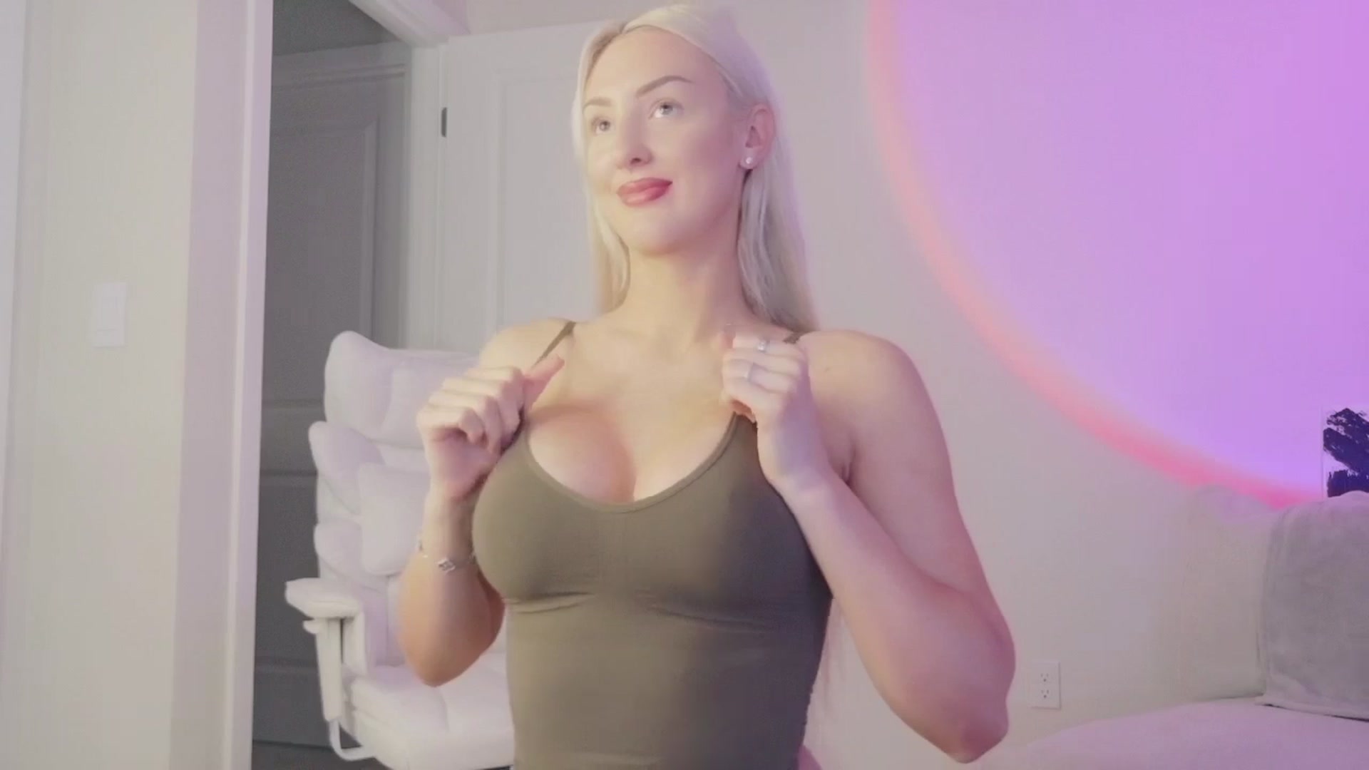 Gallery image thumbnail from sophiestaar's myfreecams stream on, 08/24/2025, 05:33 image 19 of 20