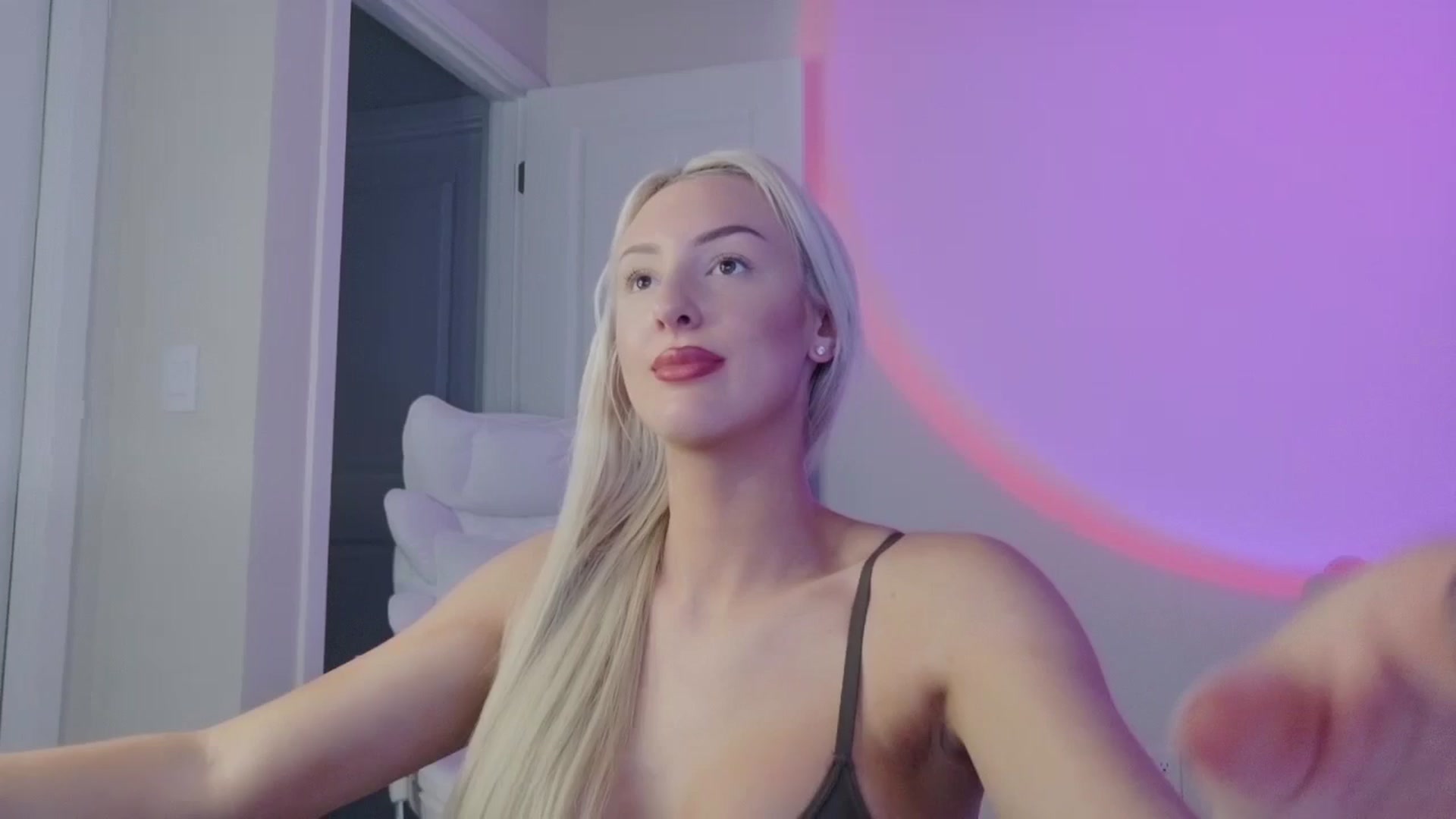 Gallery image thumbnail from sophiestaar's myfreecams stream on, 08/24/2025, 05:33 image 3 of 20