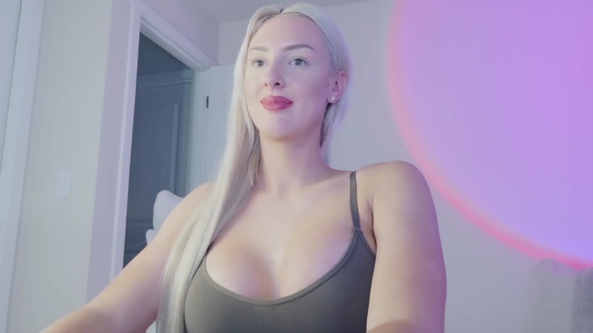 Gallery image thumbnail from sophiestaar's myfreecams stream on, 08/24/2025, 05:33 image 17 of 20