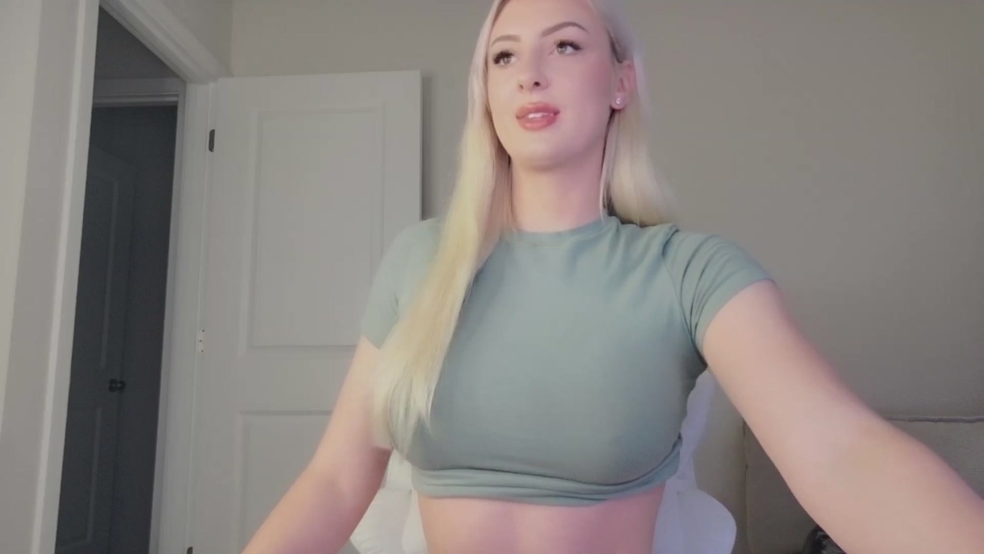 Gallery image thumbnail from sophiestaar's myfreecams stream on, 12/17/2025, 08:23 image 16 of 20