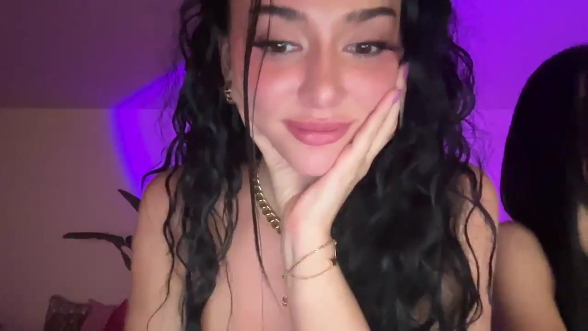 Gallery image thumbnail from spicystassi's myfreecams stream on, 04/01/2025, 10:19 image 8 of 20
