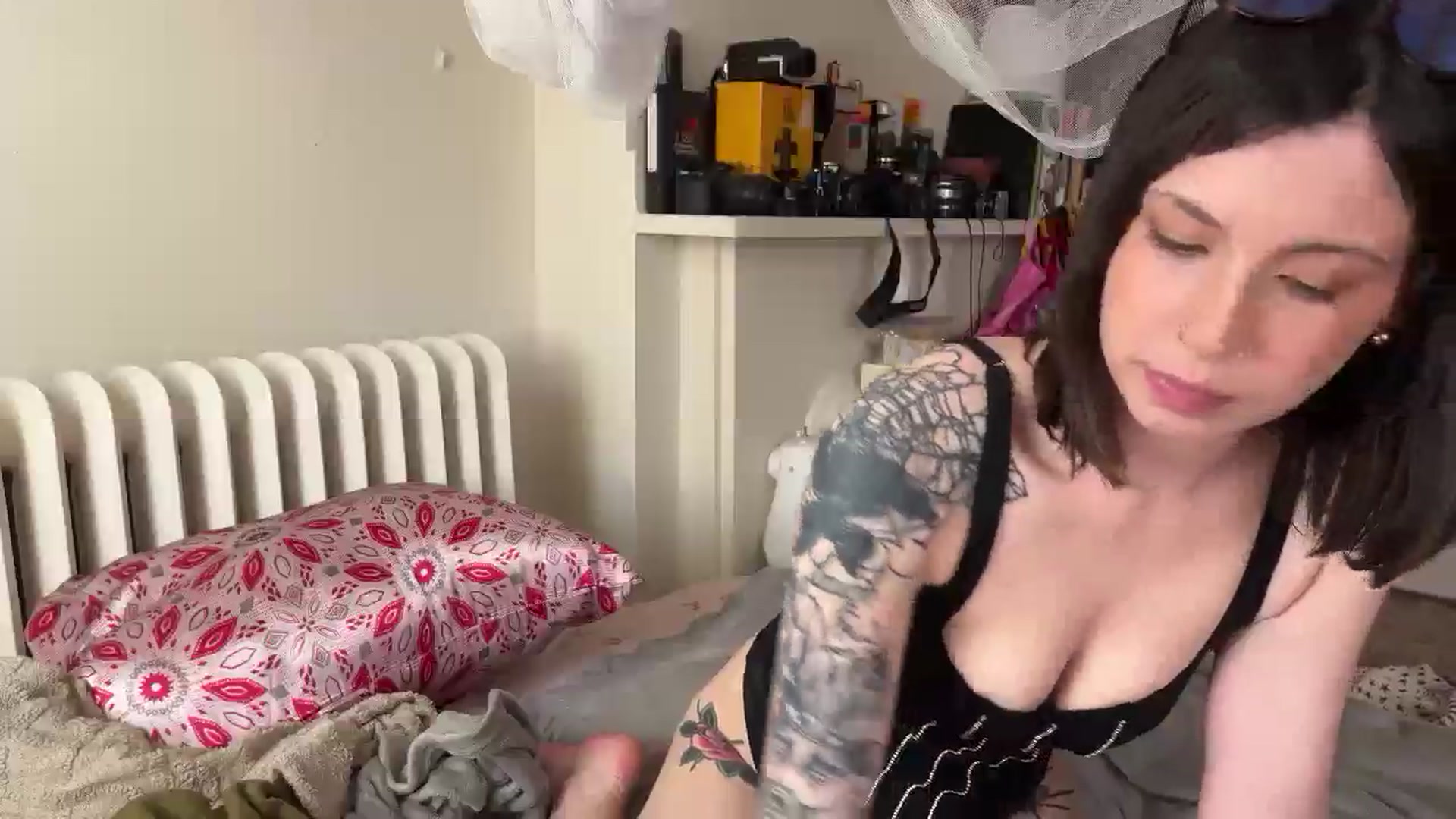 Gallery image thumbnail from spring_bunny's myfreecams stream on, 04/18/2025, 19:46 image 6 of 20