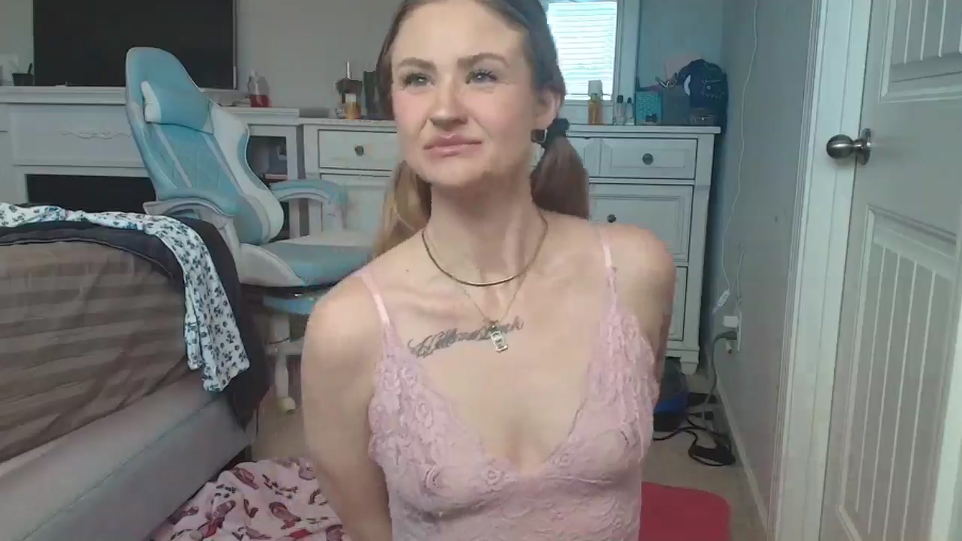 Gallery image thumbnail from stacysmommm's myfreecams stream on, 02/17/2025, 19:20 image 6 of 20