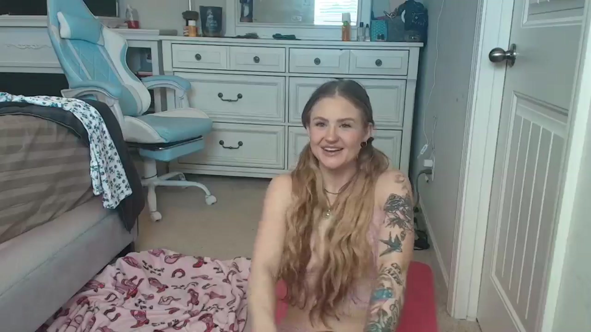 Gallery image thumbnail from stacysmommm's myfreecams stream on, 02/17/2025, 19:20 image 12 of 20