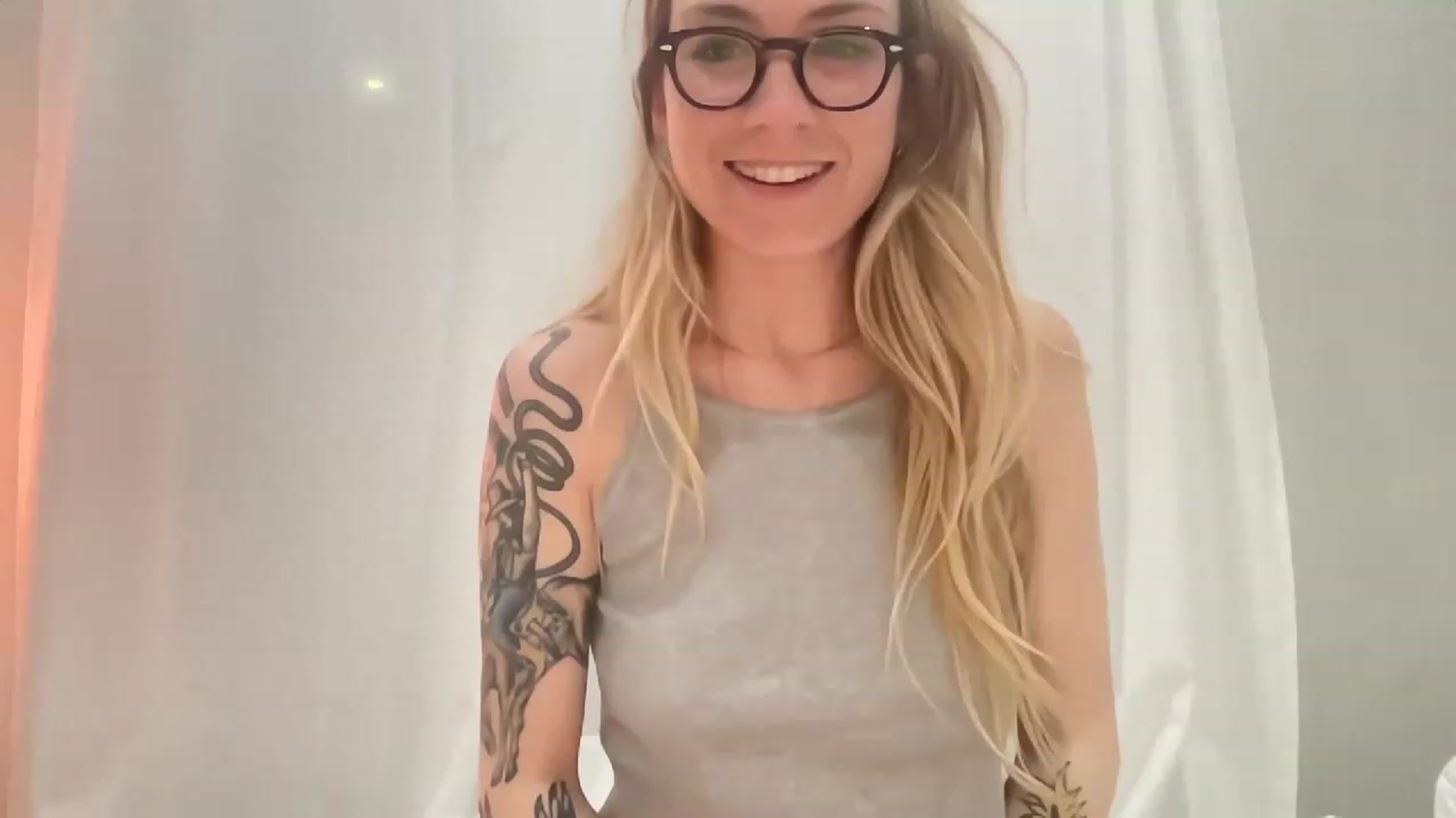 Gallery image thumbnail from stoney_fox's myfreecams stream on, 04/02/2023, 07:08 image 7 of 20