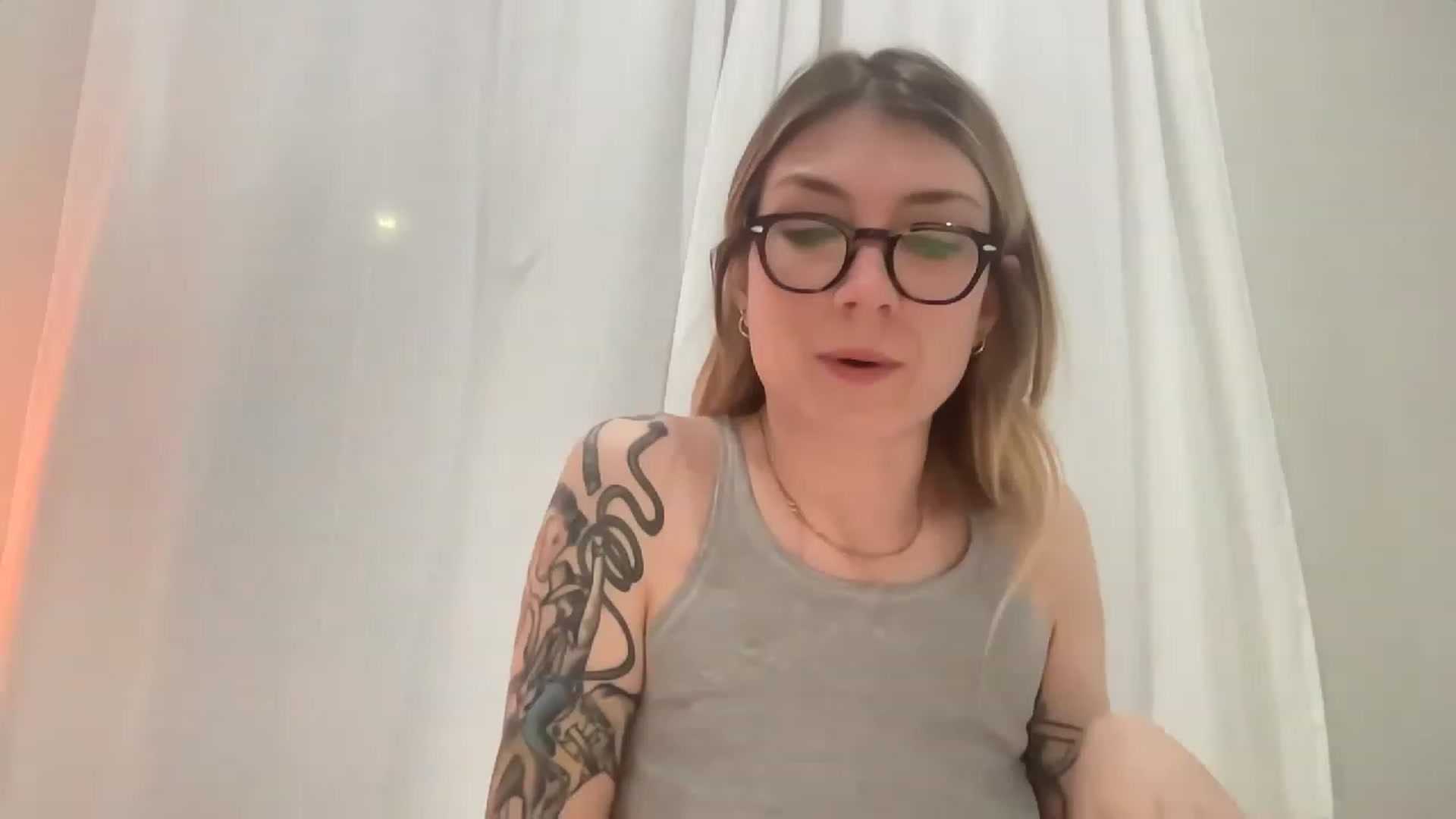 Gallery image thumbnail from stoney_fox's myfreecams stream on, 04/02/2023, 07:08 image 3 of 20