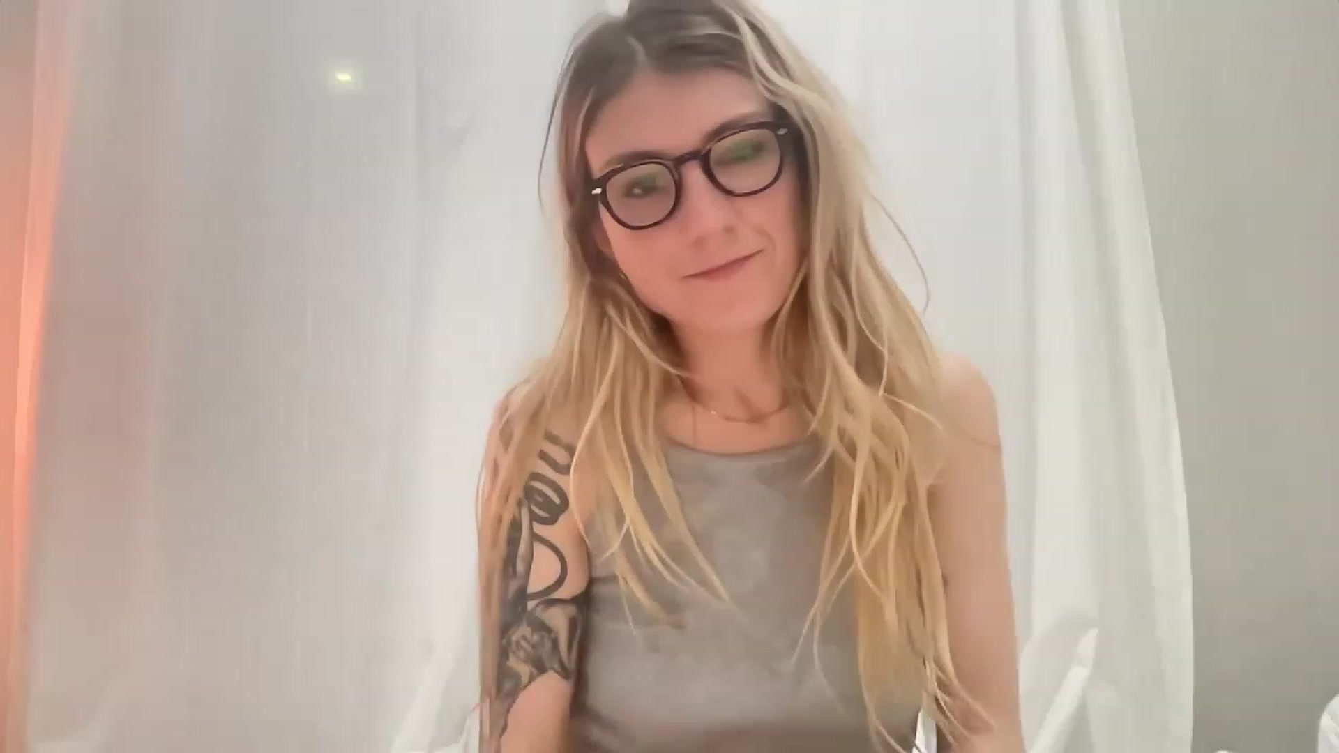 Gallery image thumbnail from stoney_fox's myfreecams stream on, 04/02/2023, 07:08 image 8 of 20