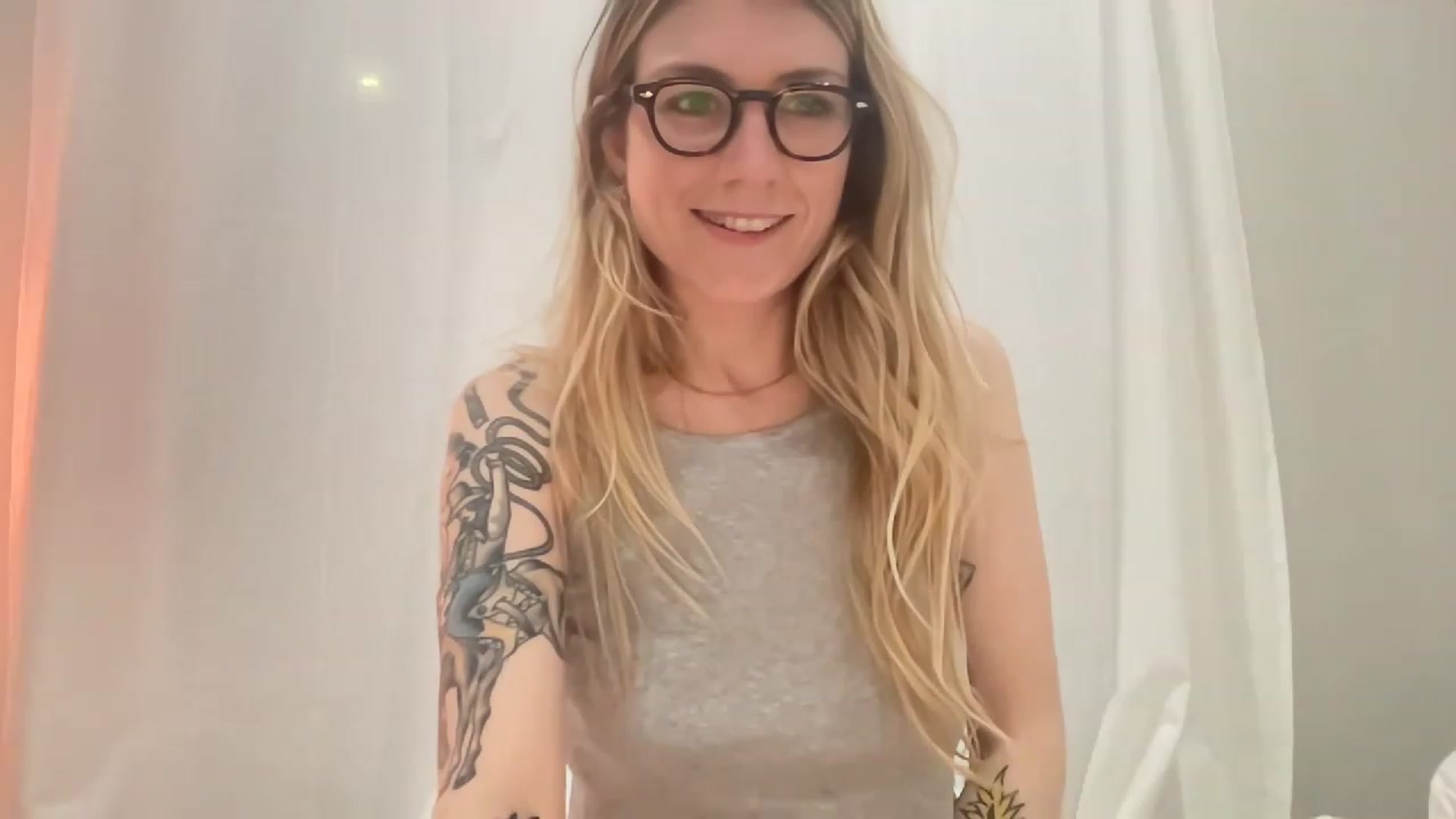 Gallery image thumbnail from stoney_fox's myfreecams stream on, 04/02/2023, 07:08 image 10 of 20