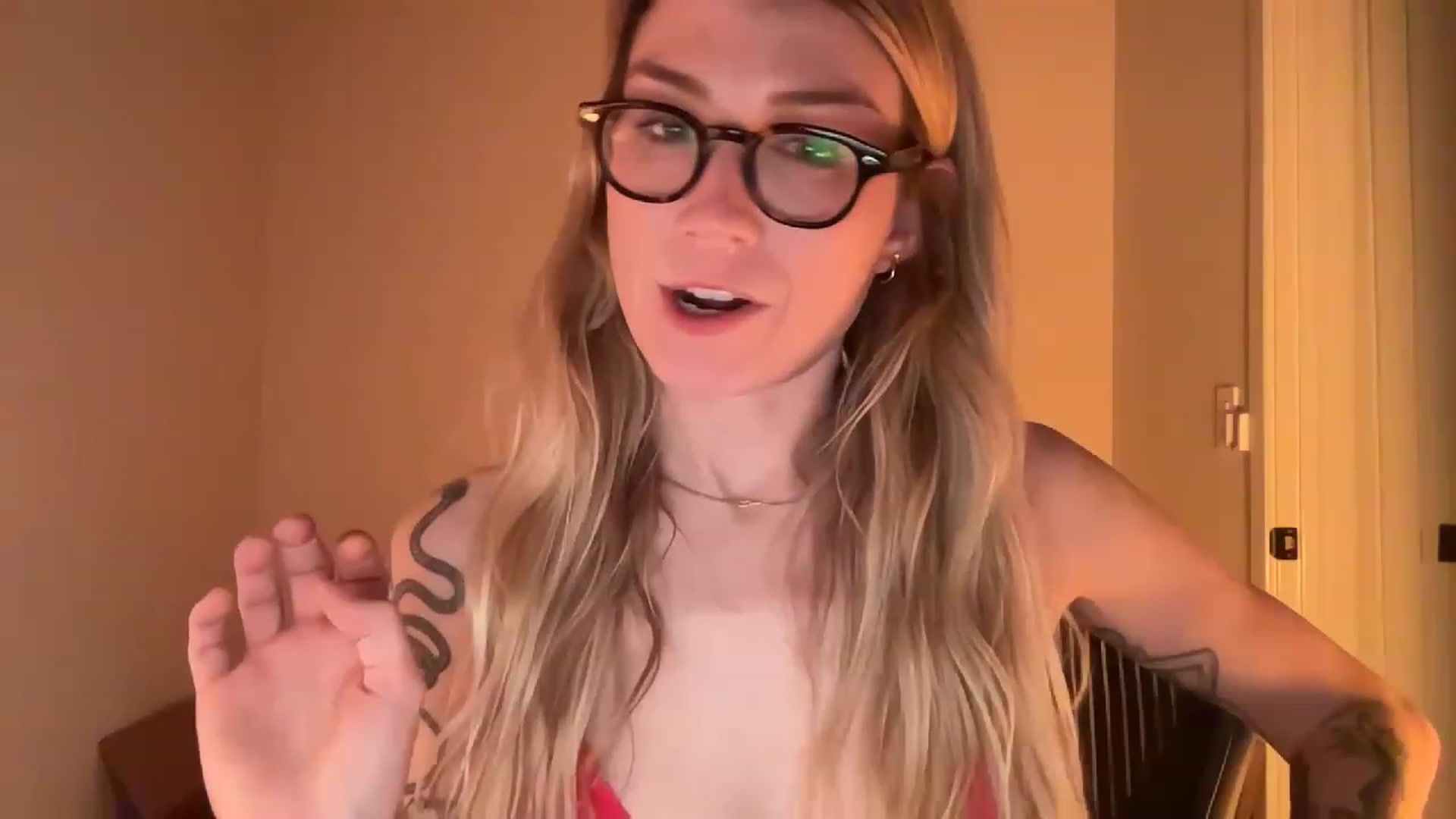Gallery image thumbnail from stoney_fox's myfreecams stream on, 04/04/2023, 07:05 image 7 of 20