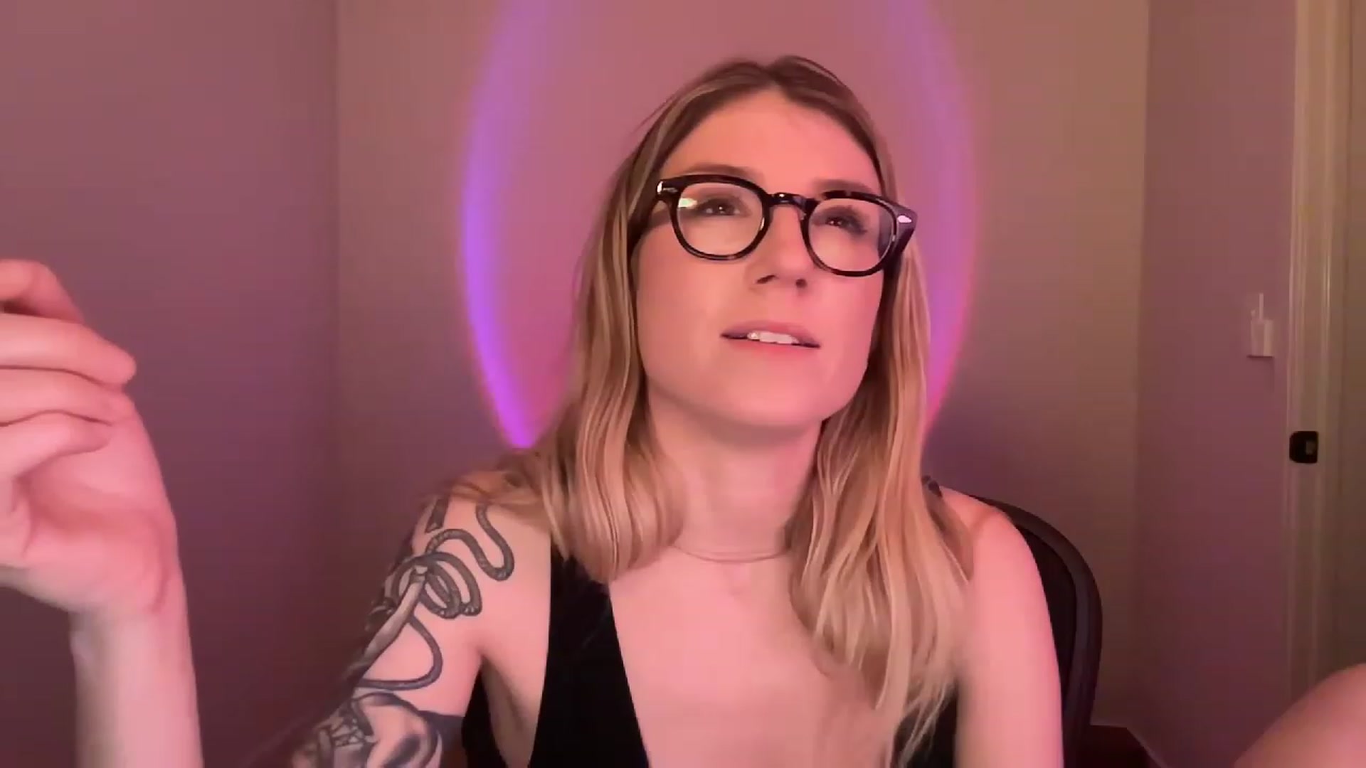 Gallery image thumbnail from stoney_fox's myfreecams stream on, 04/05/2023, 05:17 image 19 of 20