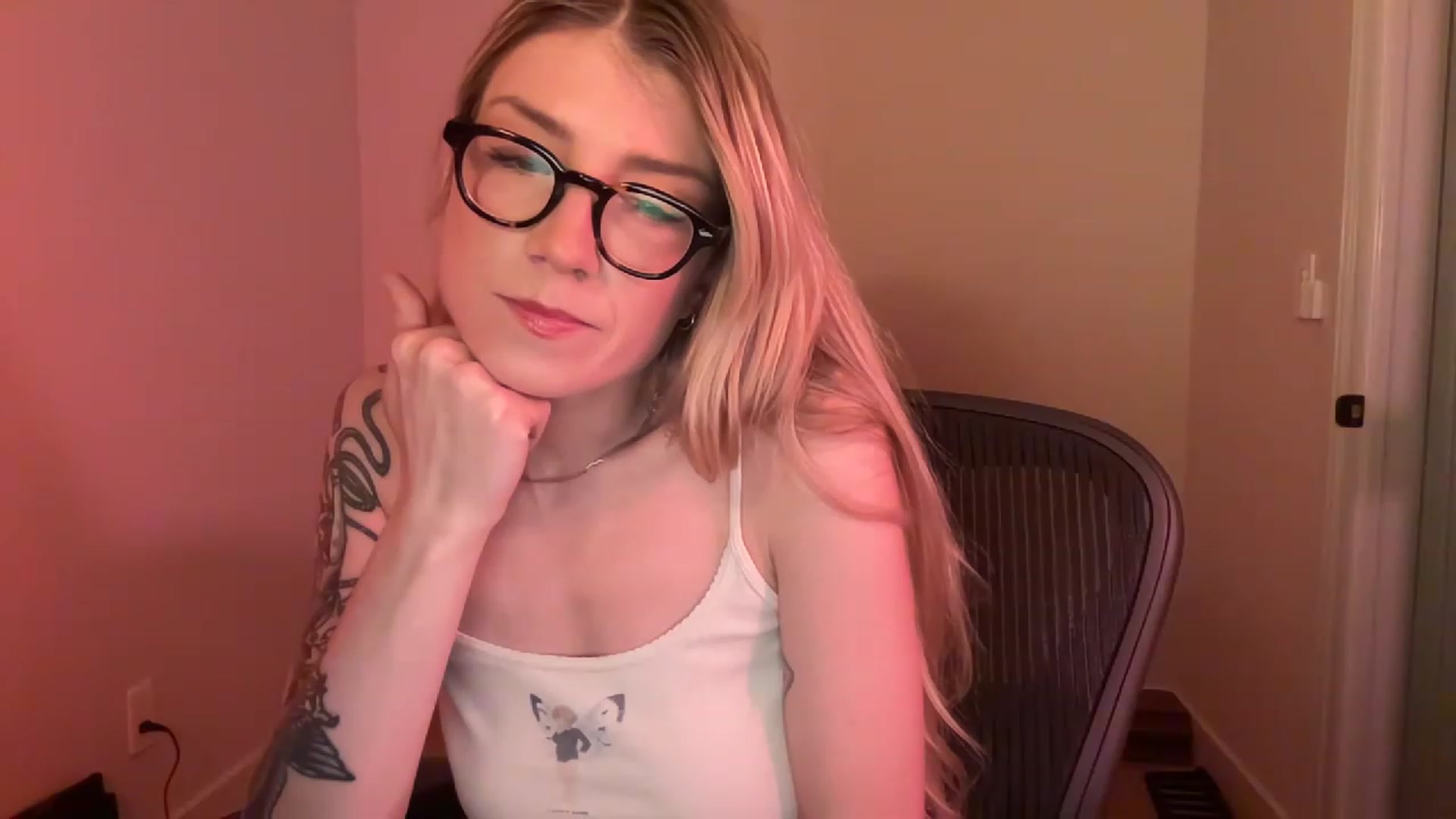 Gallery image thumbnail from stoney_fox's myfreecams stream on, 04/06/2023, 04:26 image 9 of 20