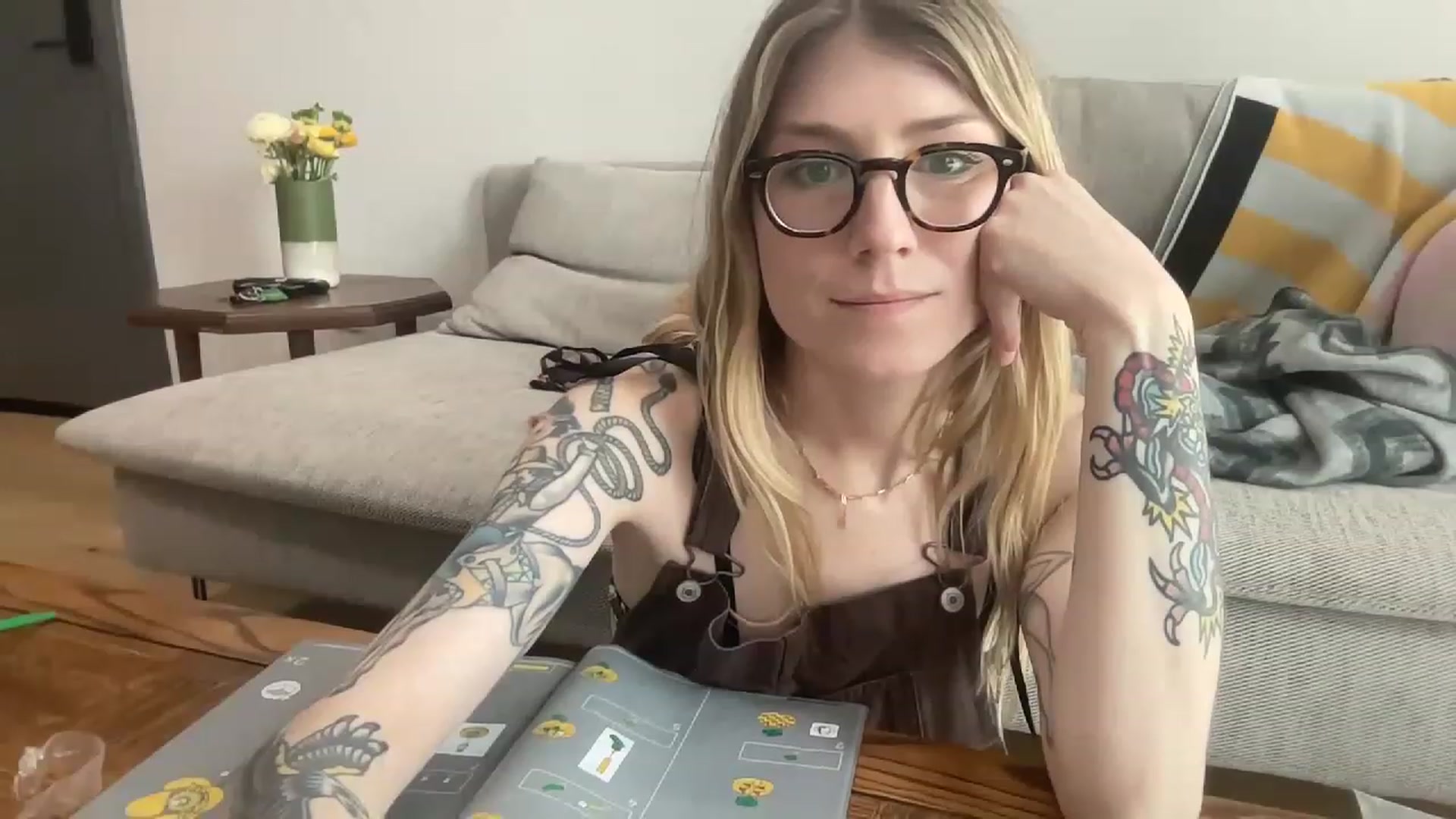Gallery image thumbnail from stoney_fox's myfreecams stream on, 04/09/2023, 24:27 image 16 of 20