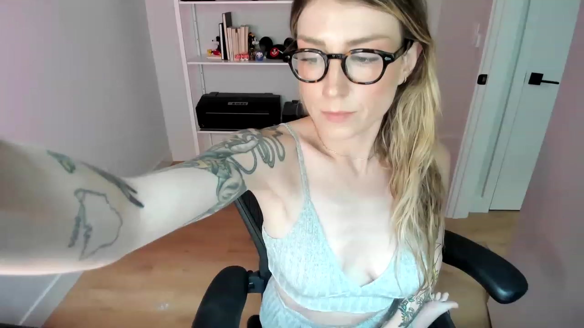 Gallery image thumbnail from stoney_fox's myfreecams stream on, 05/04/2023, 23:21 image 15 of 20