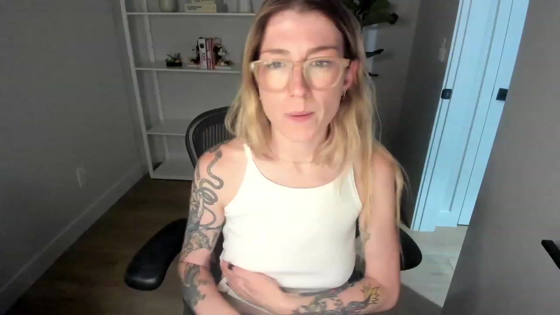 Gallery image thumbnail from stoney_fox's myfreecams stream on, 06/30/2023, 06:25 image 4 of 20
