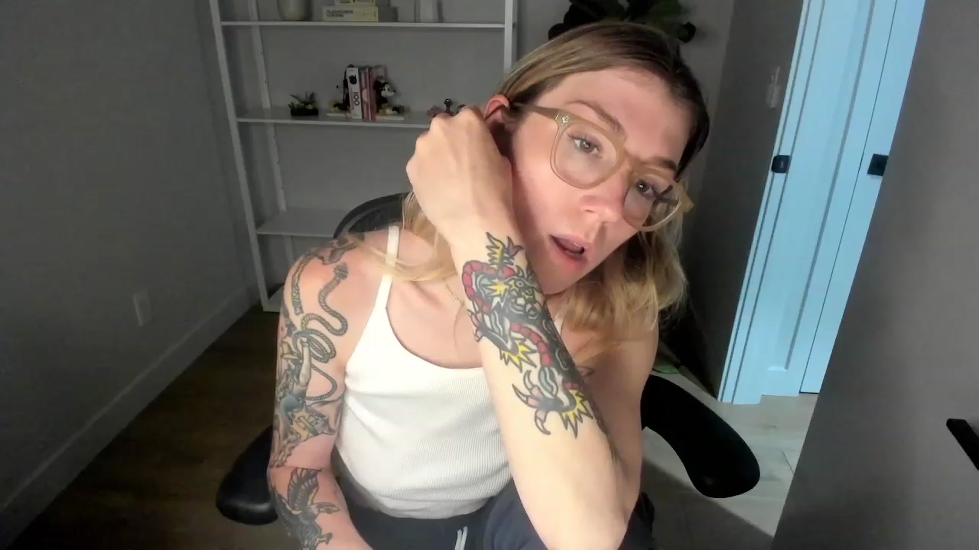 Gallery image thumbnail from stoney_fox's myfreecams stream on, 06/30/2023, 06:25 image 6 of 20