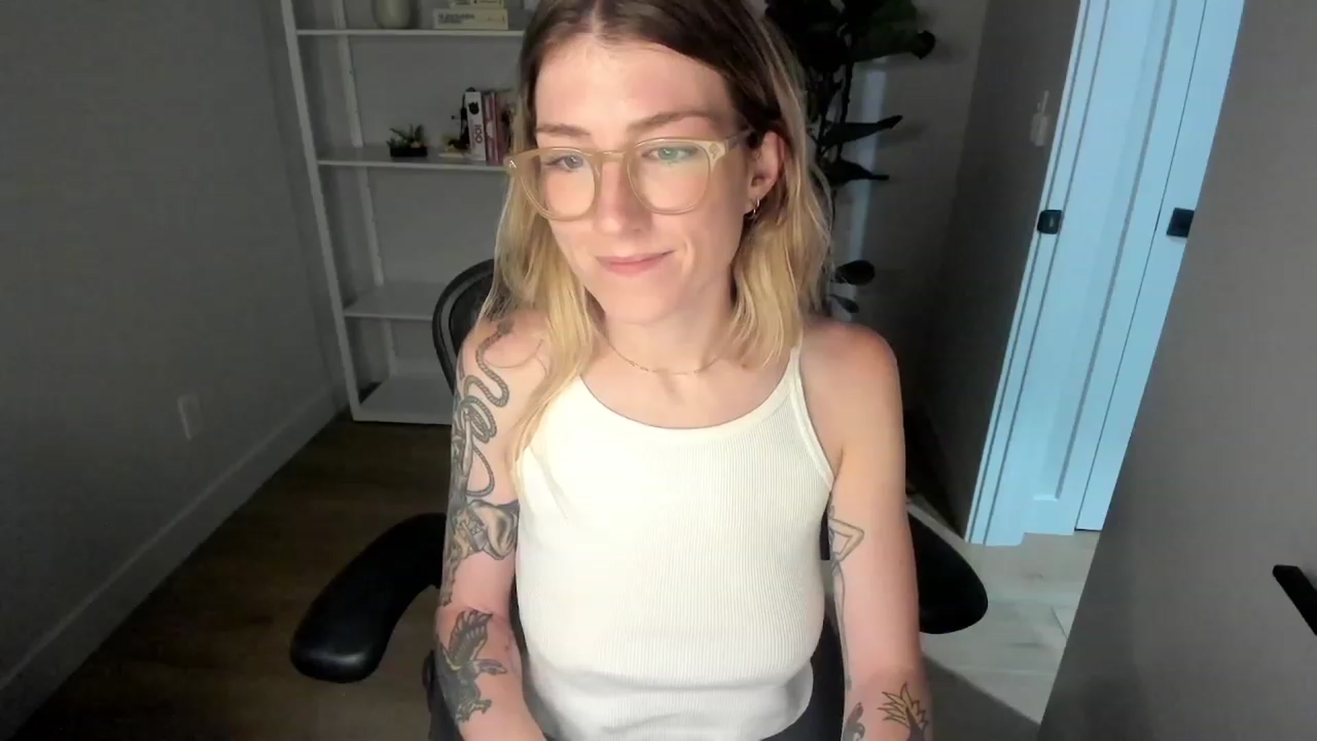 Gallery image thumbnail from stoney_fox's myfreecams stream on, 06/30/2023, 06:25 image 3 of 20
