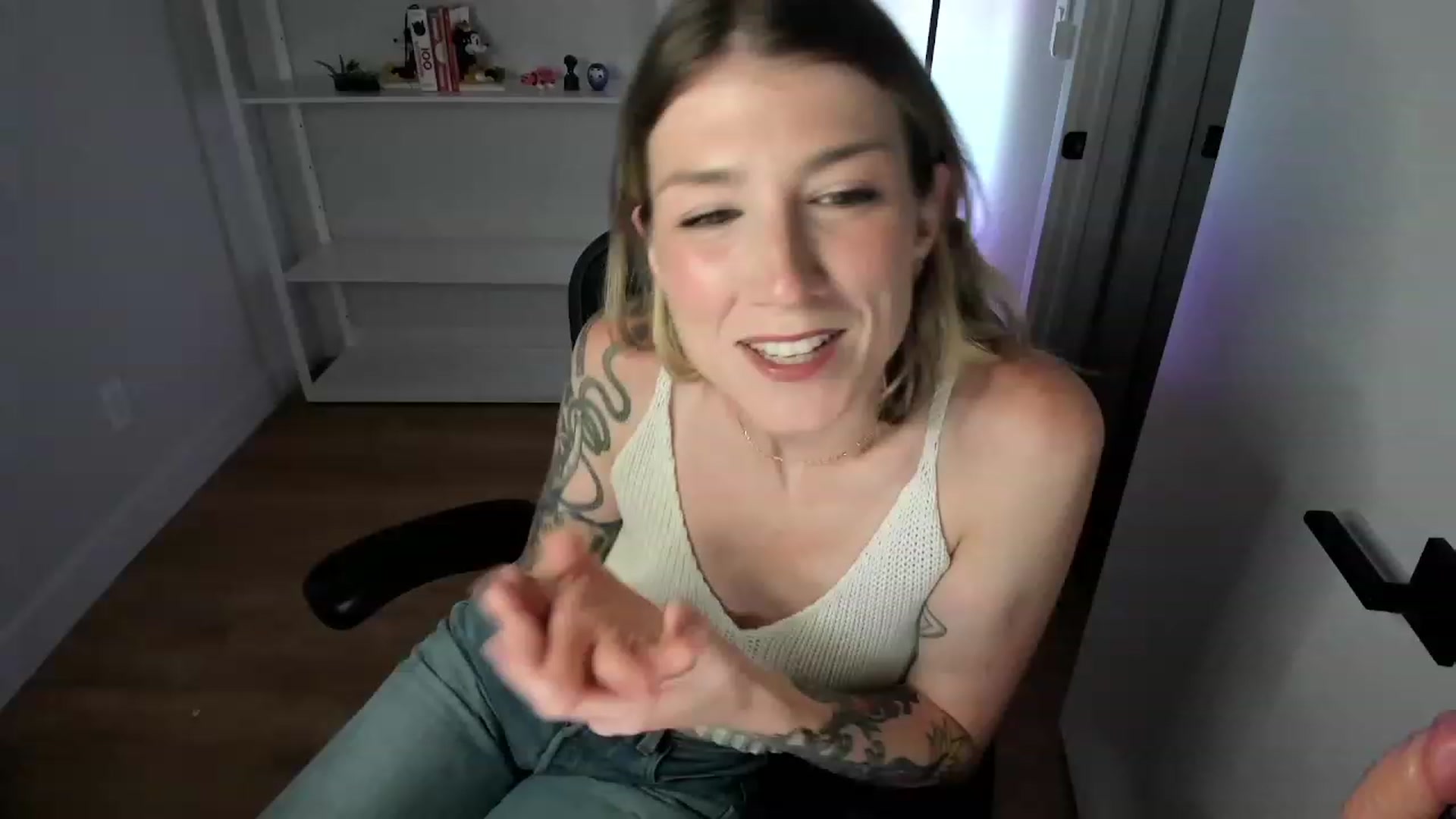 Gallery image thumbnail from stoney_fox's myfreecams stream on, 07/10/2023, 03:27 image 13 of 20