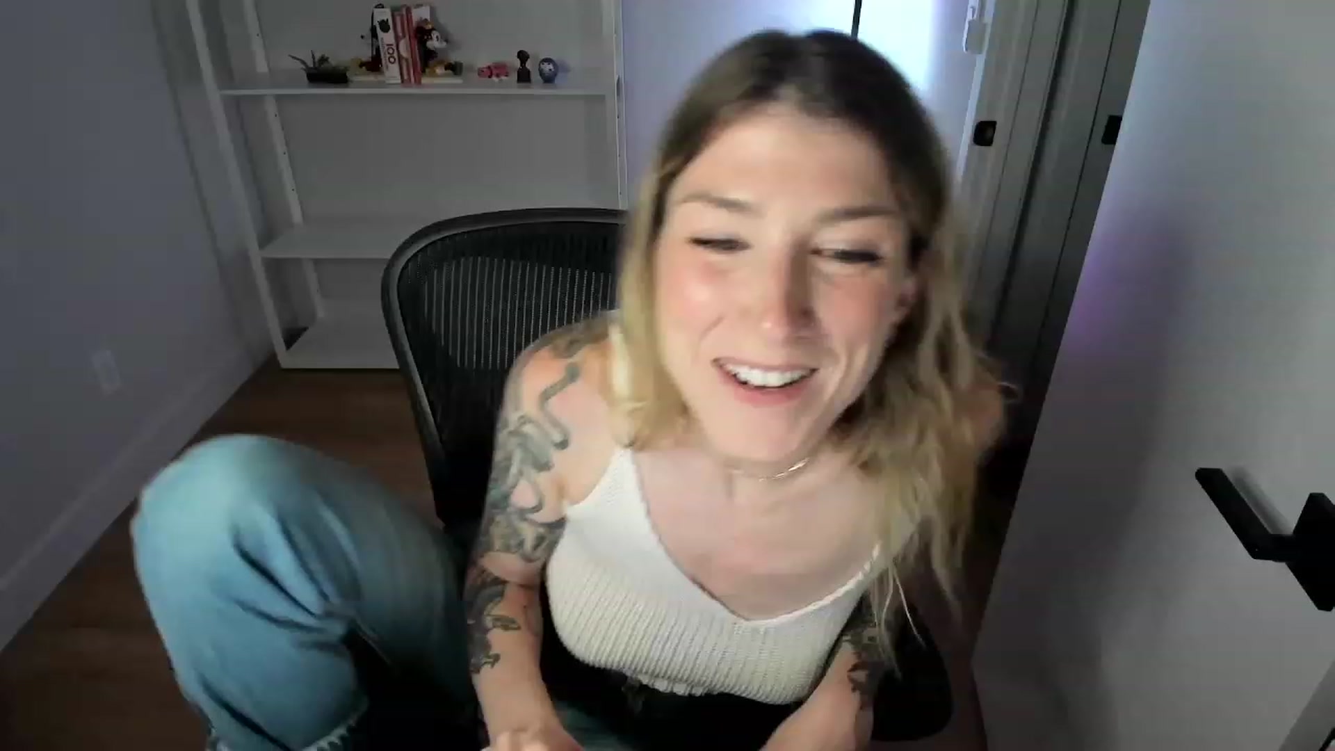Gallery image thumbnail from stoney_fox's myfreecams stream on, 07/10/2023, 03:27 image 8 of 20