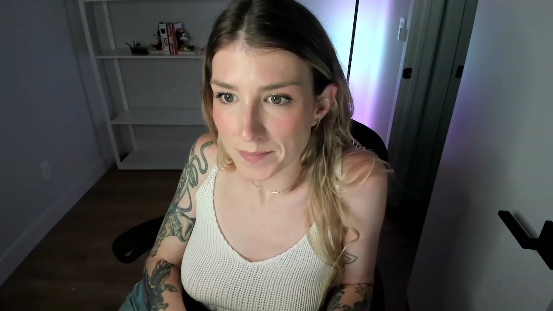 Gallery image thumbnail from stoney_fox's myfreecams stream on, 07/10/2023, 03:27 image 1 of 20