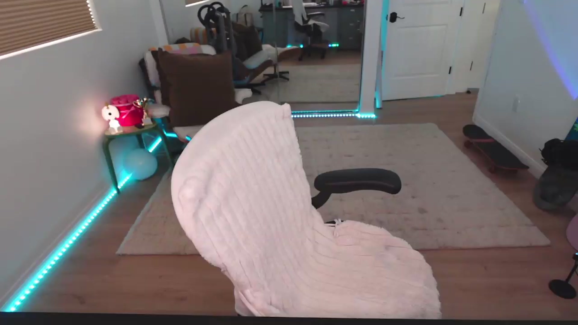 Gallery image thumbnail from stoney_fox's myfreecams stream on, 04/22/2026, 03:39 image 13 of 20