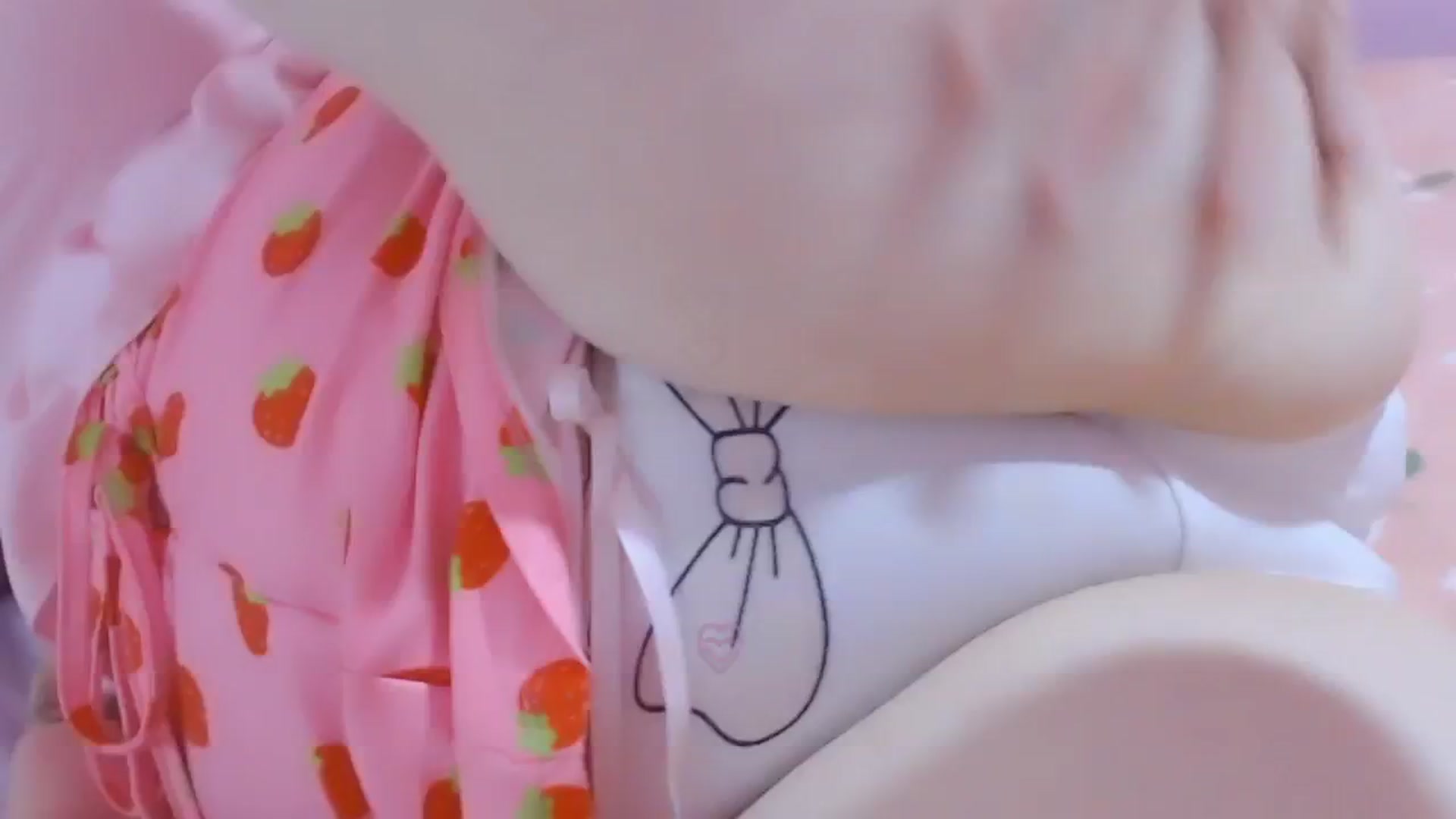 Gallery image thumbnail from strawbabymilk's myfreecams stream on, 08/08/2024, 23:32 image 11 of 20