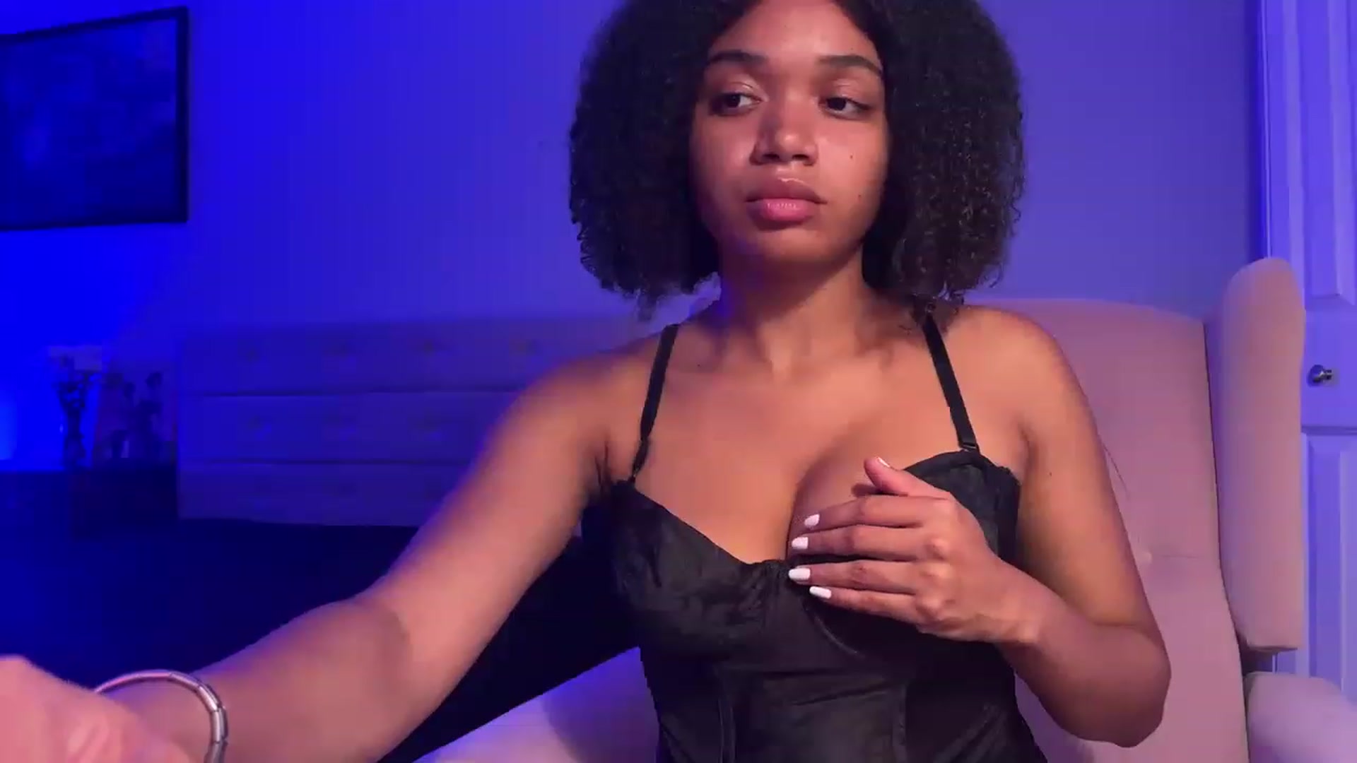 Gallery image thumbnail from studyoflust's myfreecams stream on, 08/10/2023, 01:25 image 8 of 20