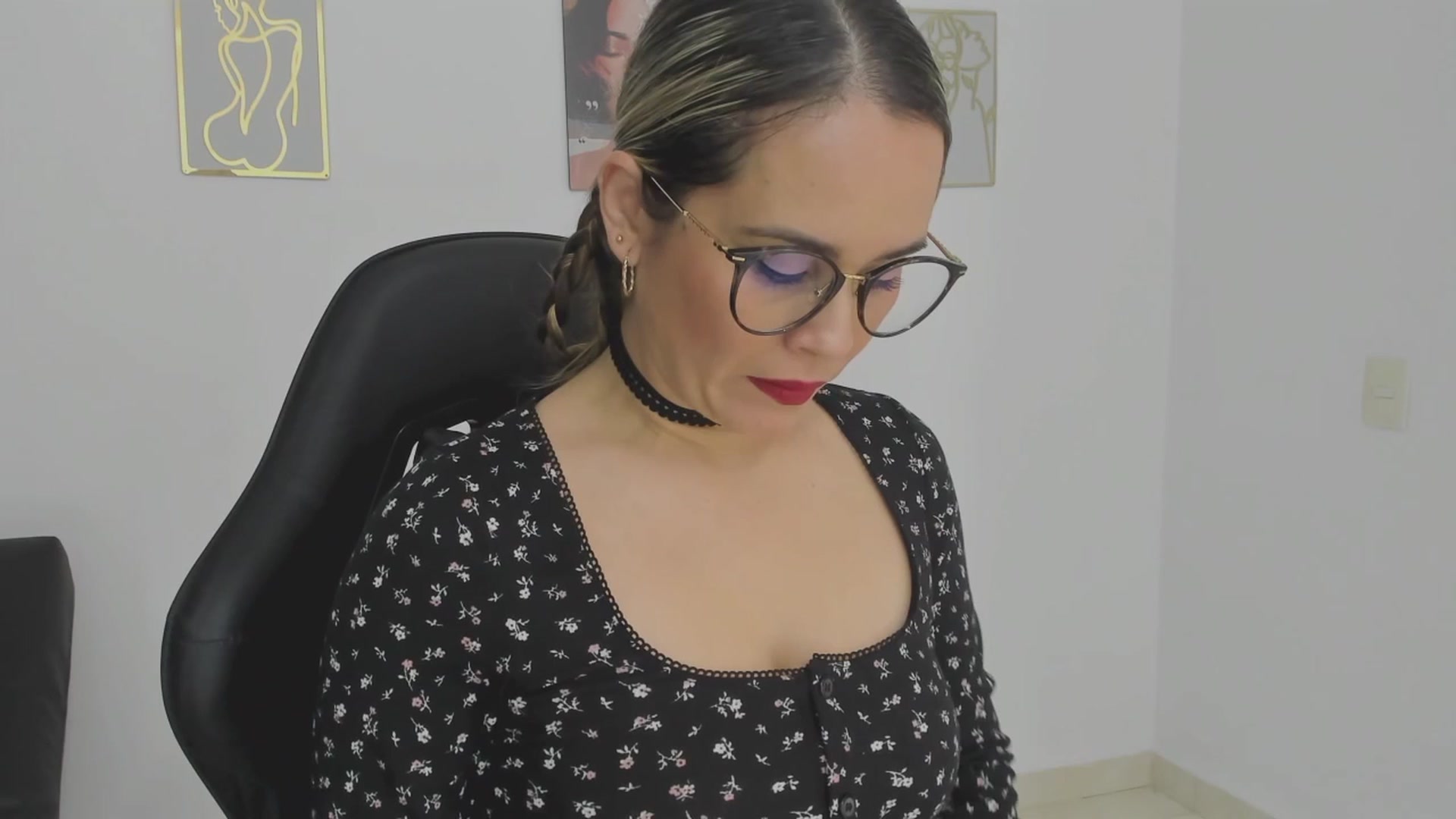 Gallery image thumbnail from suggar_milff's myfreecams stream on, 12/31/2025, 14:33 image 10 of 20