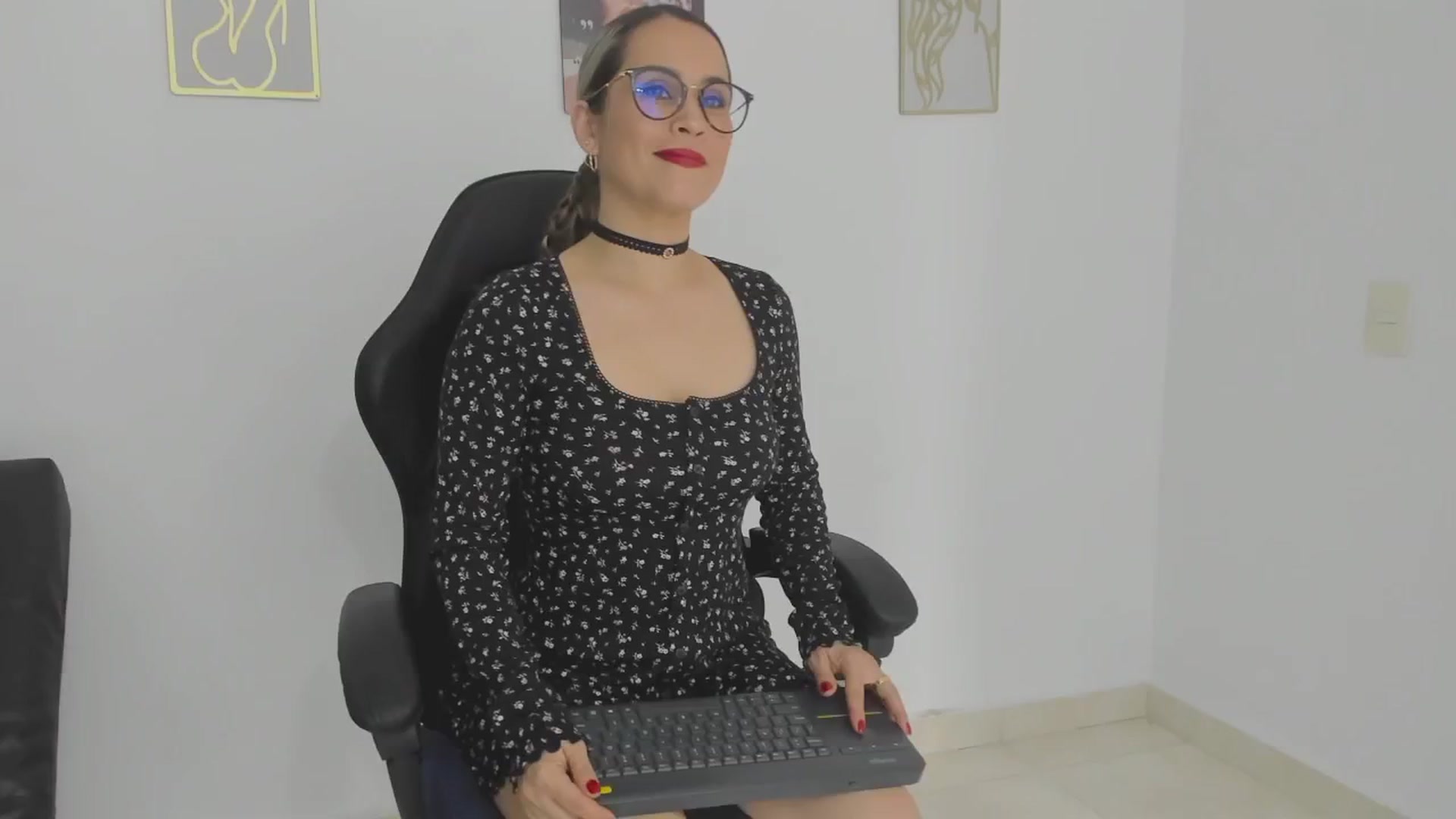 Gallery image thumbnail from suggar_milff's myfreecams stream on, 12/31/2025, 16:44 image 5 of 20