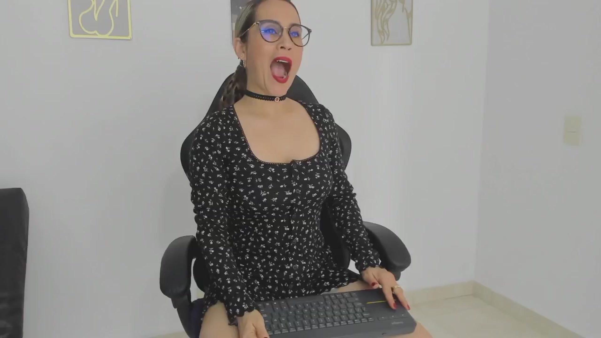 Gallery image thumbnail from suggar_milff's myfreecams stream on, 12/31/2025, 16:44 image 9 of 20