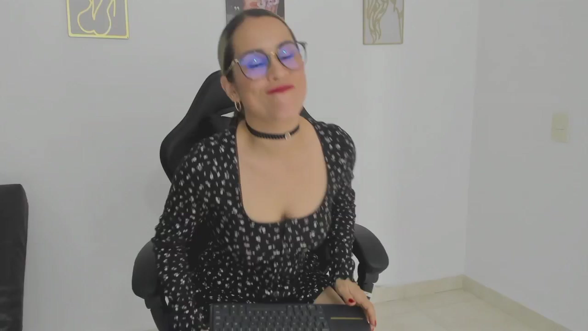 Gallery image thumbnail from suggar_milff's myfreecams stream on, 12/31/2025, 16:44 image 11 of 20