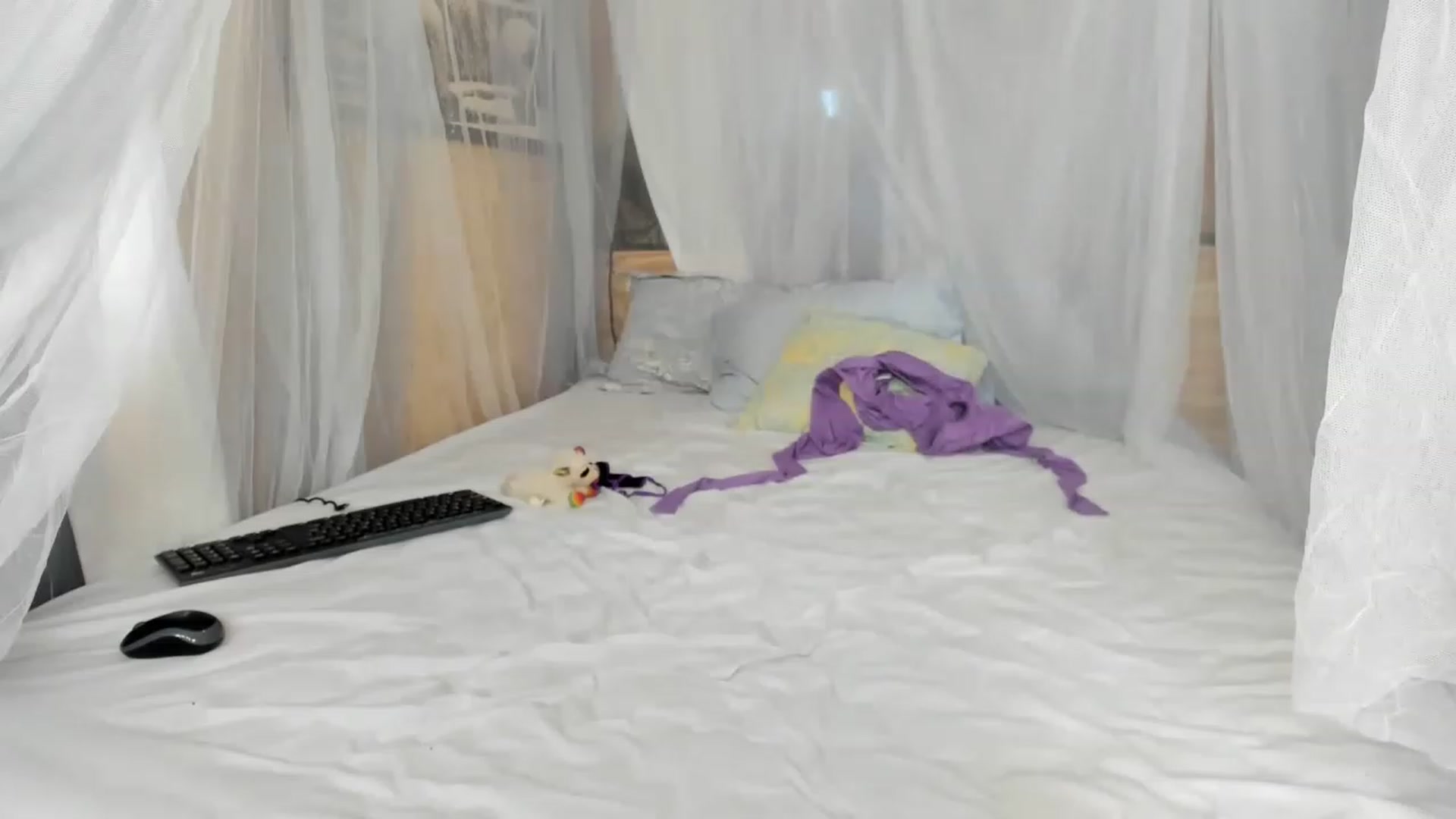 Gallery image thumbnail from summer4413's myfreecams stream on, 12/01/2022, 16:49 image 6 of 20