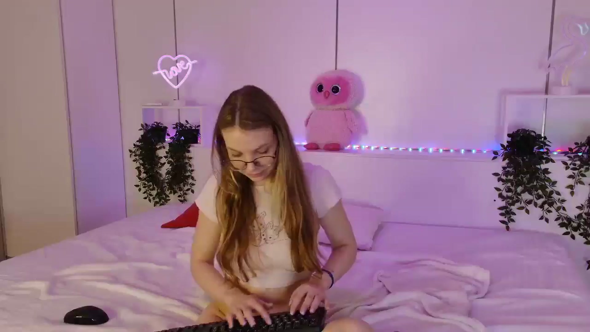 Gallery image thumbnail from sunshineEva_'s myfreecams stream on, 12/29/2024, 12:08 image 15 of 20