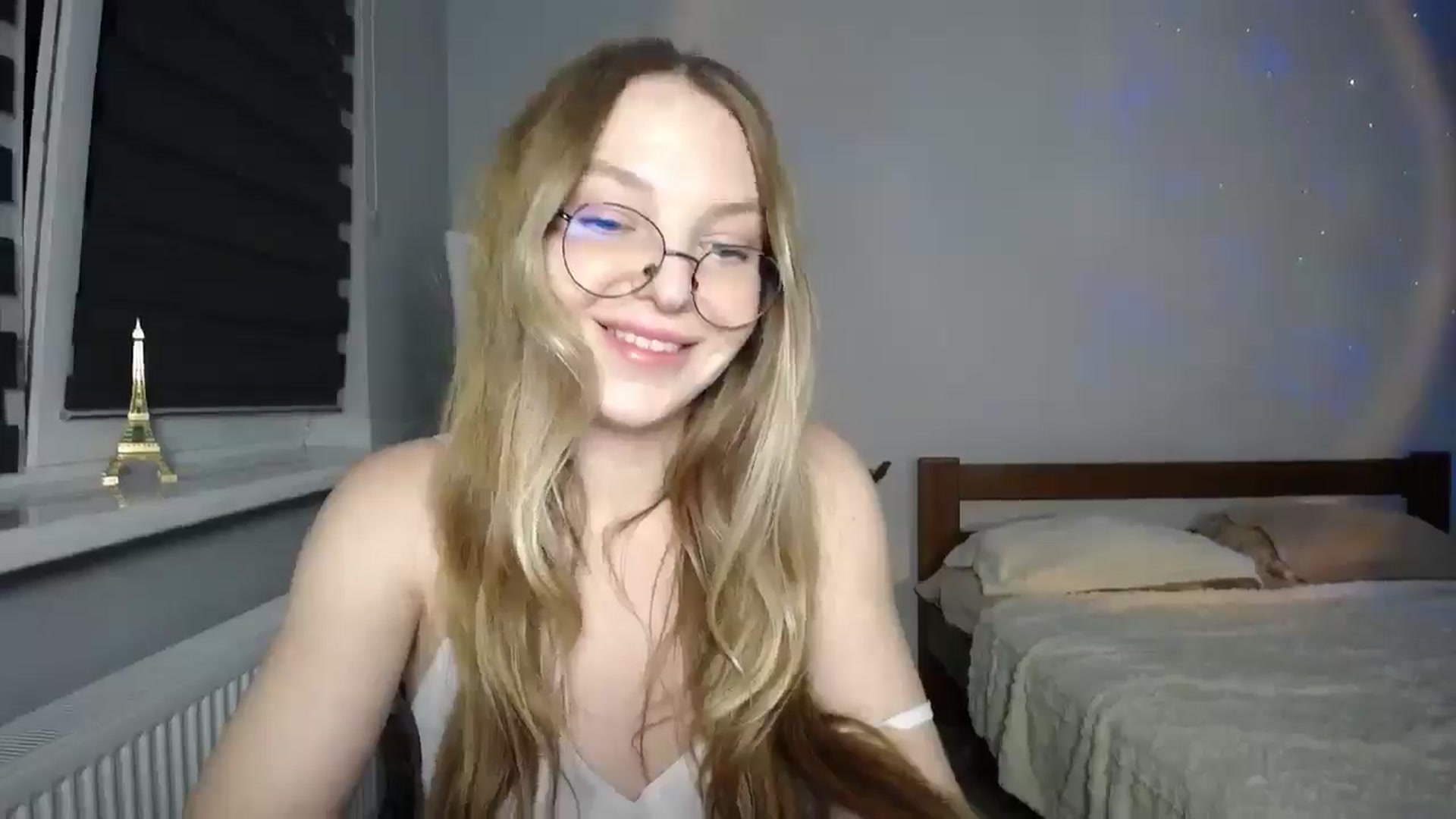 Gallery image thumbnail from sunshineEva_'s myfreecams stream on, 08/21/2025, 19:27 image 6 of 20