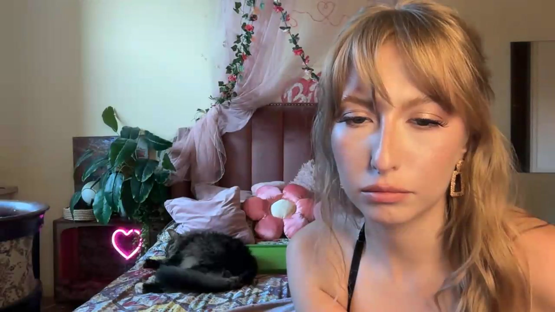Gallery image thumbnail from sunshineEva_'s myfreecams stream on, 08/20/2026, 17:35 image 12 of 20