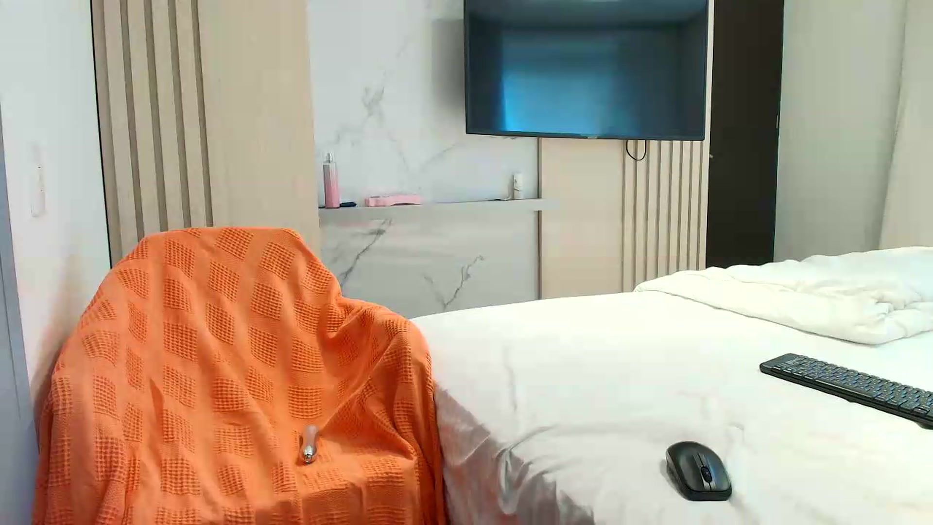 Gallery image thumbnail from sweetgirl1993's myfreecams stream on, 05/26/2026, 16:09 image 18 of 20
